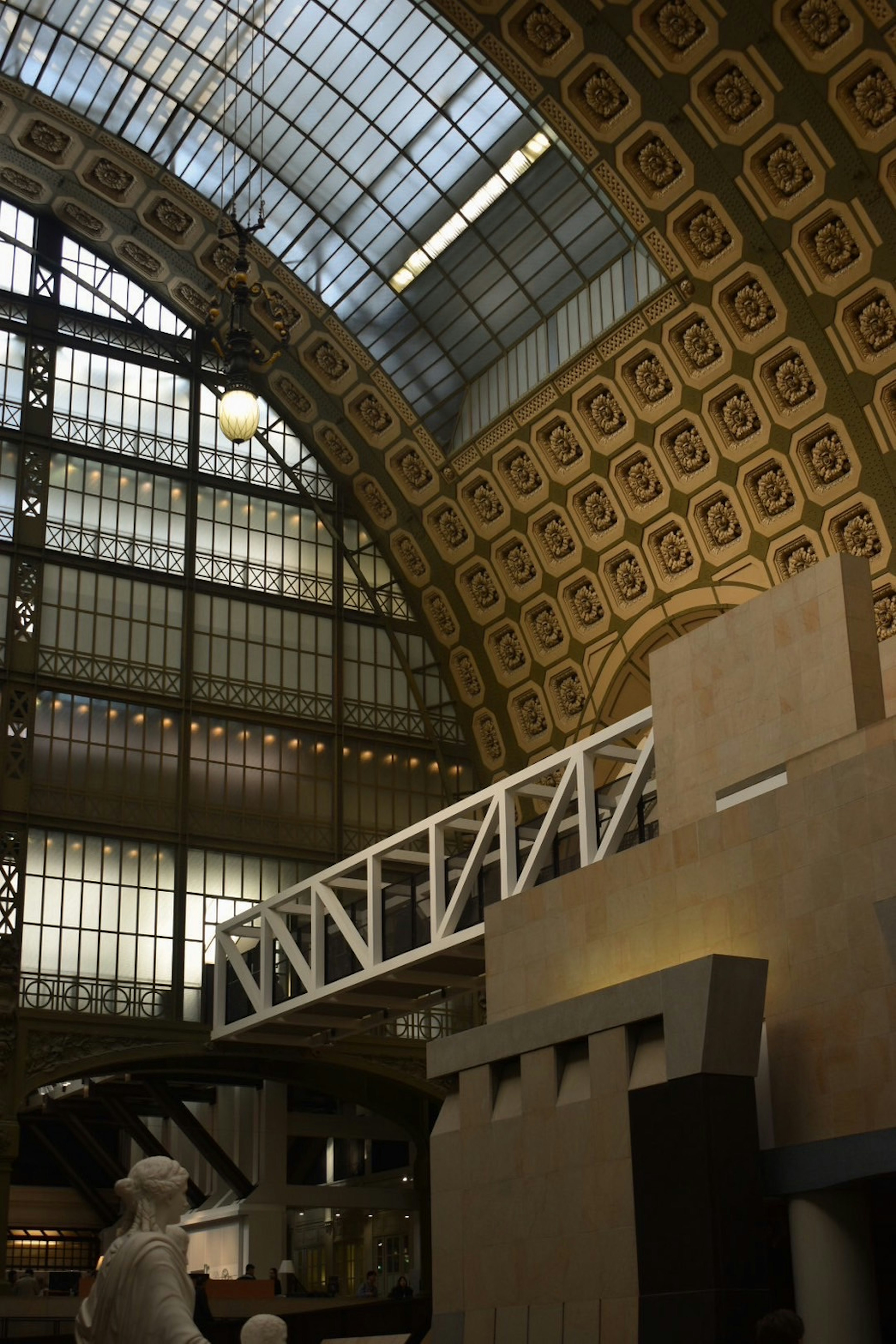 Intérieur d'un musée montrant un plafond décoratif et des éléments structurels