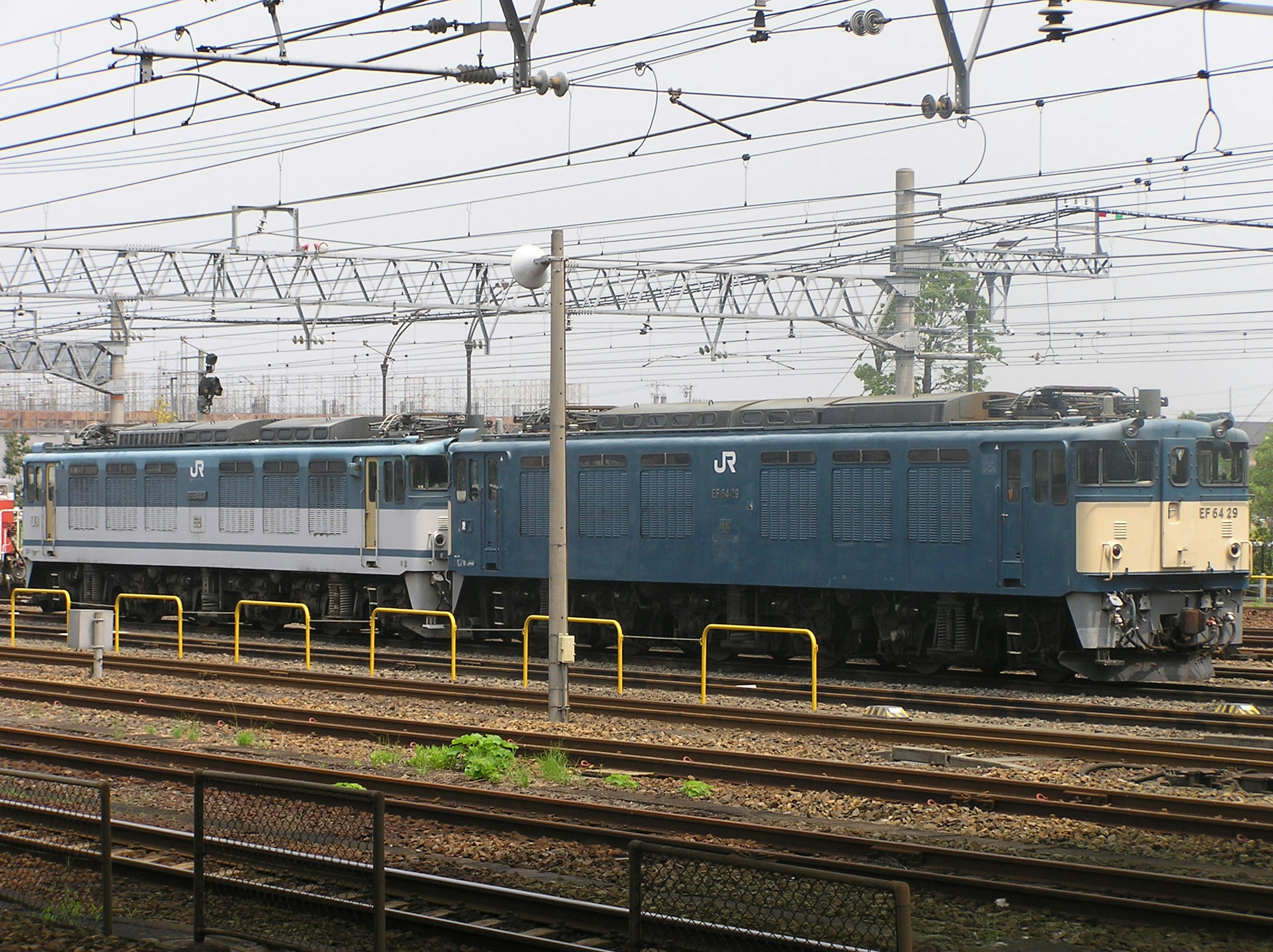 Lokomotif biru diparkir di rel kereta