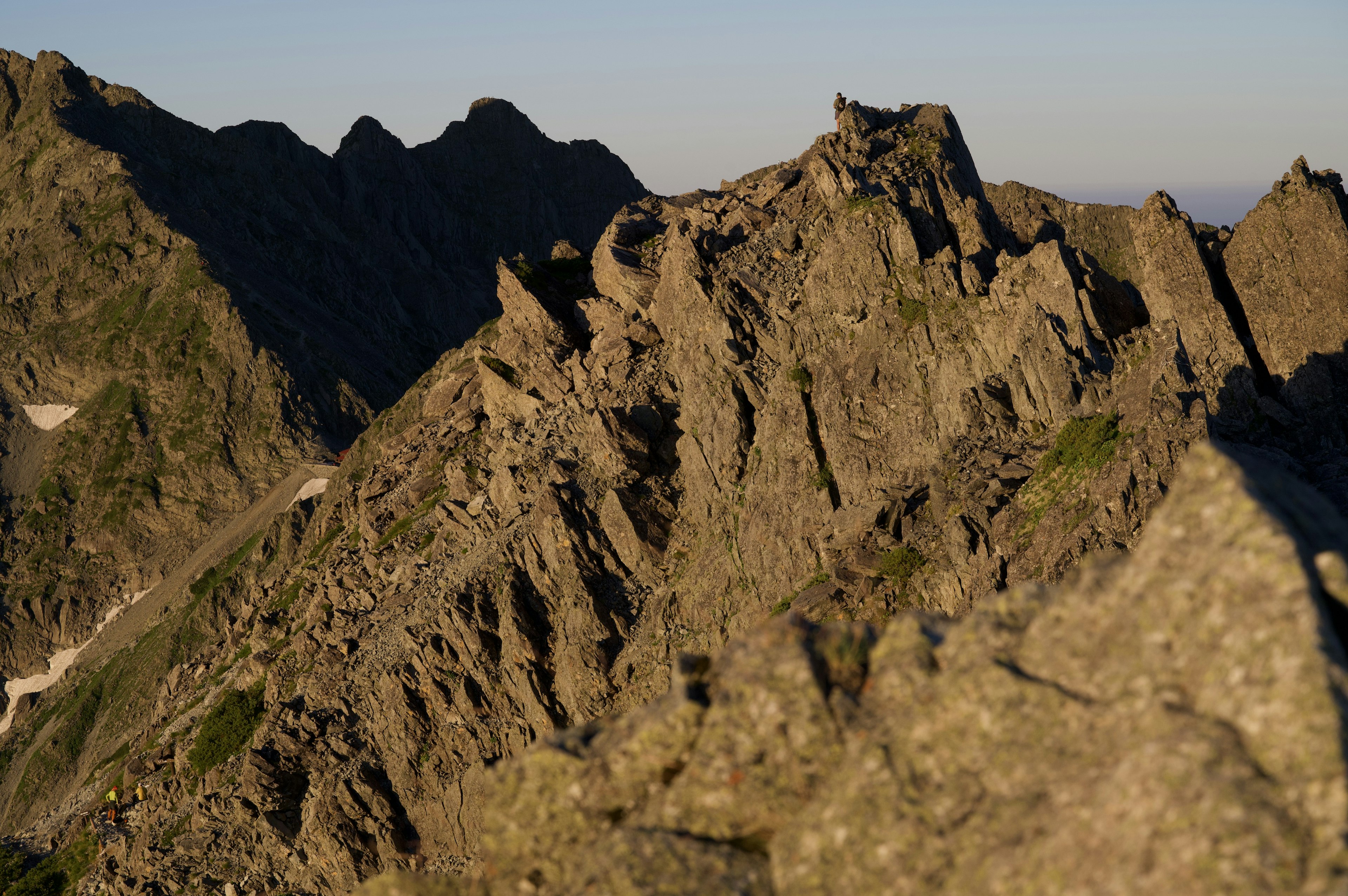 Rugged Berggipfel, die vom Sonnenuntergang beleuchtet werden