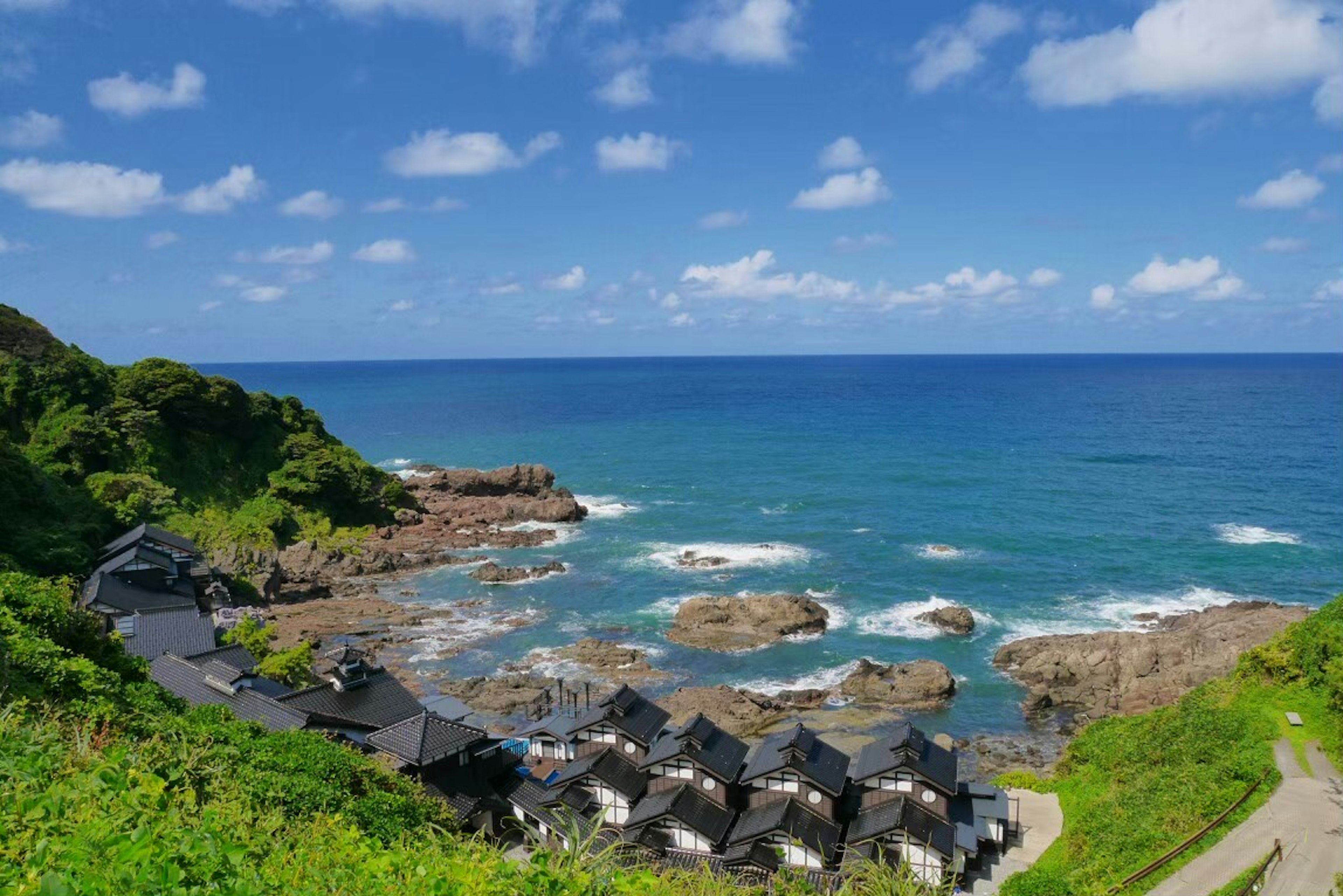 美しい海と青い空の景色に囲まれた海辺の村