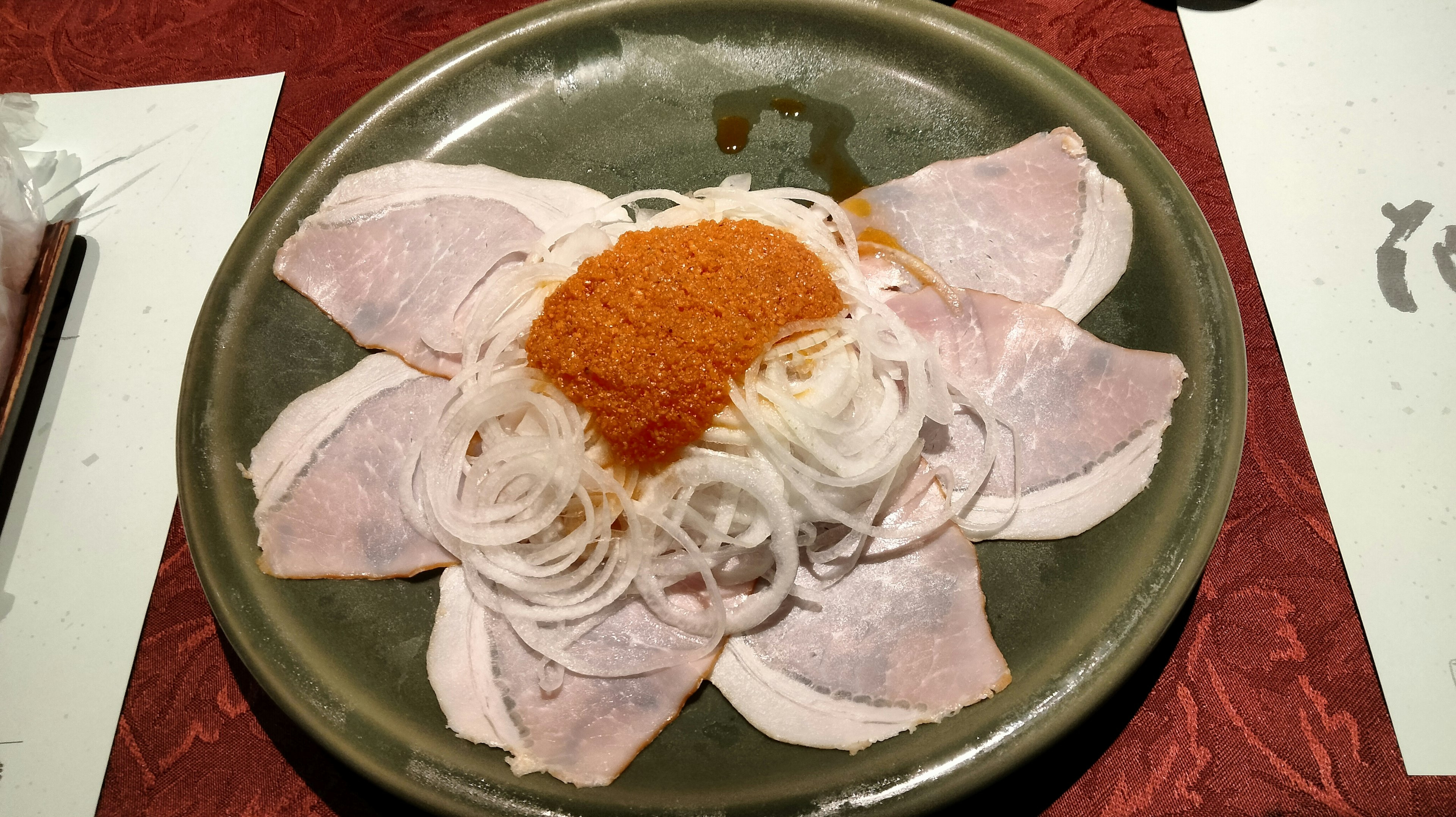 Piatto splendidamente disposto di carne affettata e noodle bianchi a forma di fiore