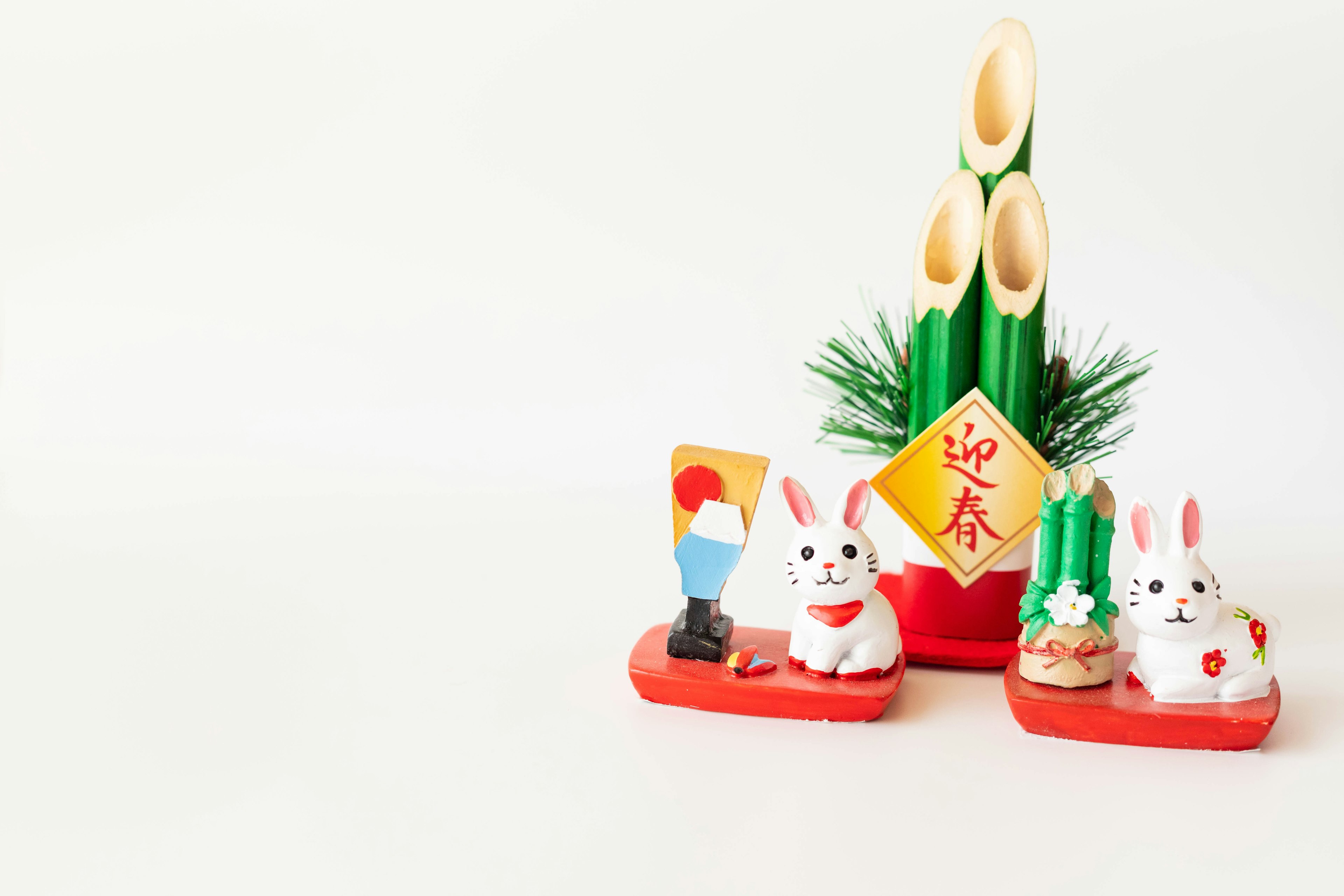 Lapins décoratifs sur des bases rouges avec bambou et verdure