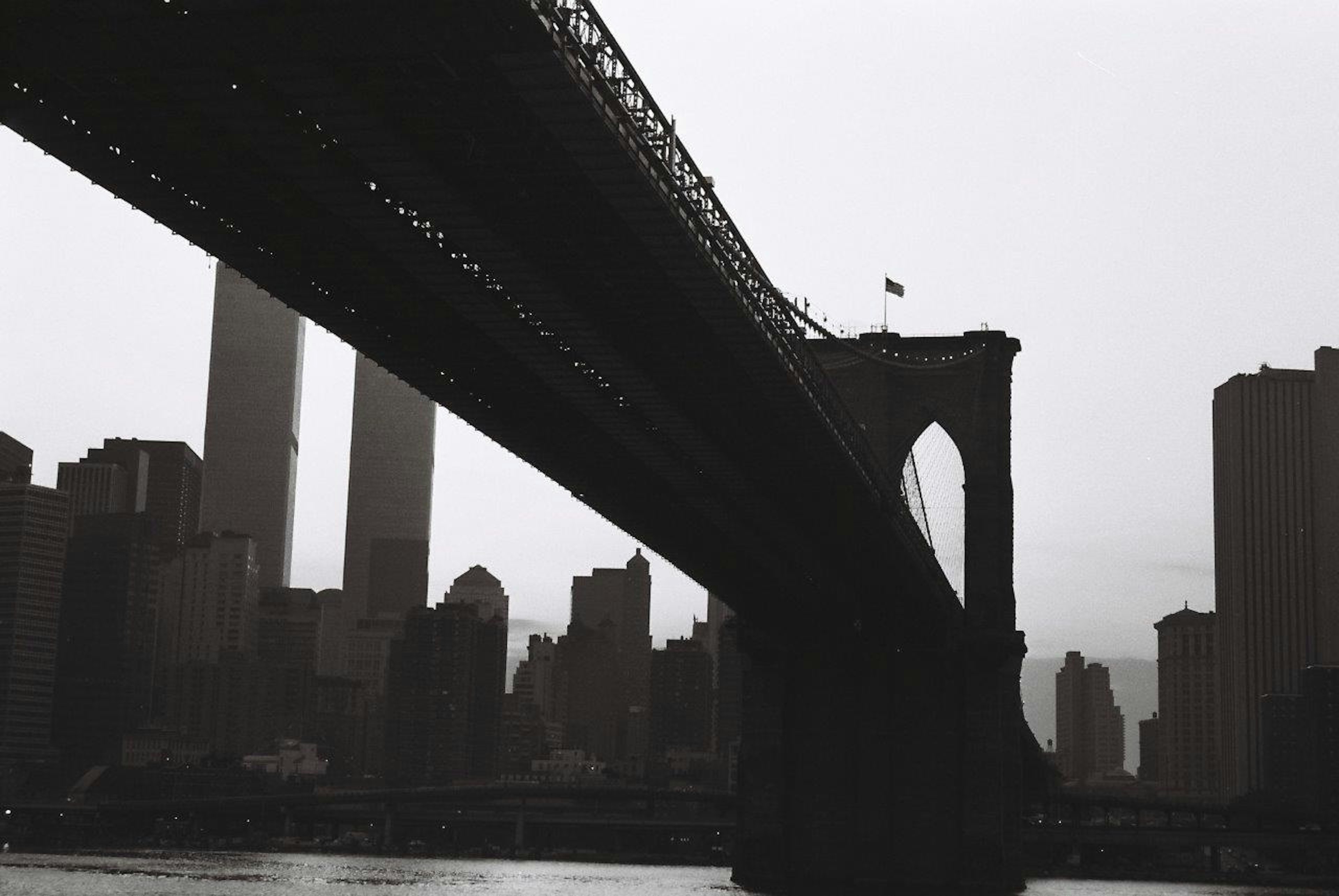 Siluet Jembatan Brooklyn dengan latar belakang cakrawala Manhattan