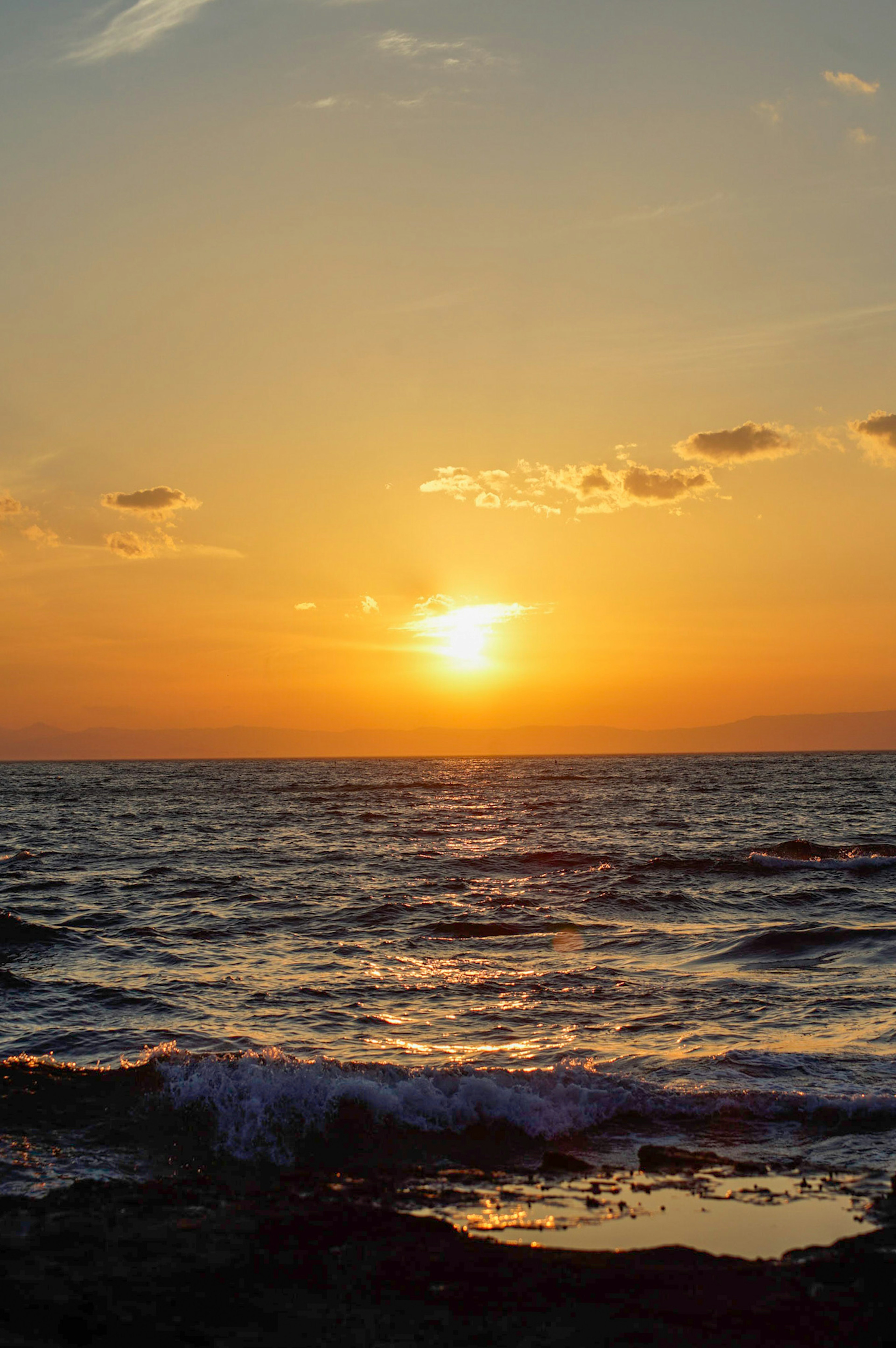 海と夕日の美しい風景