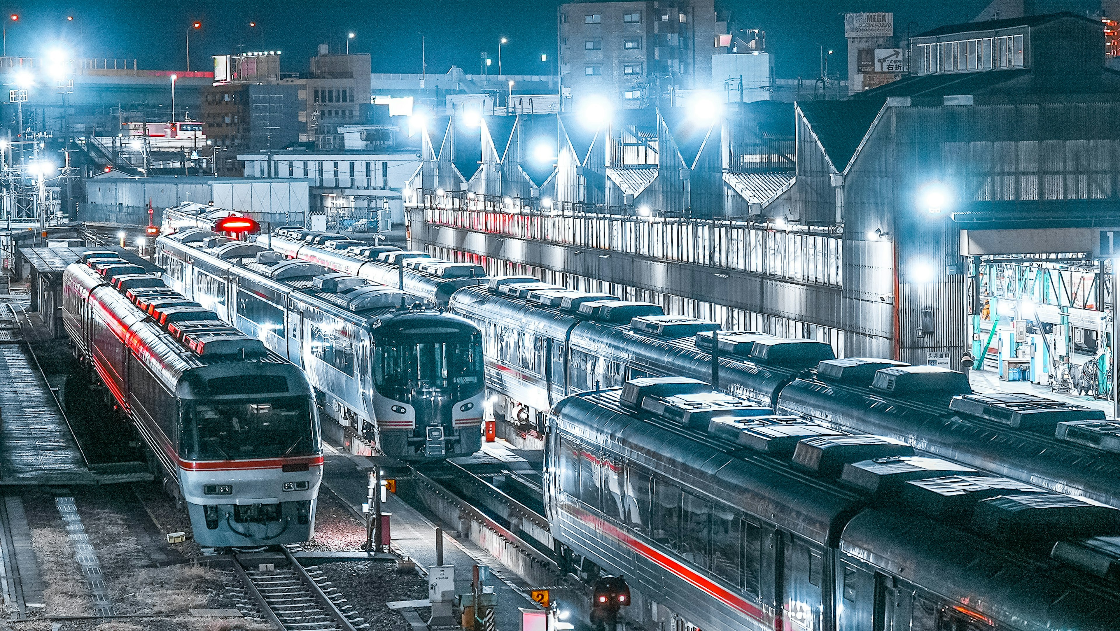 夜の駅で輝く列車と明るい照明