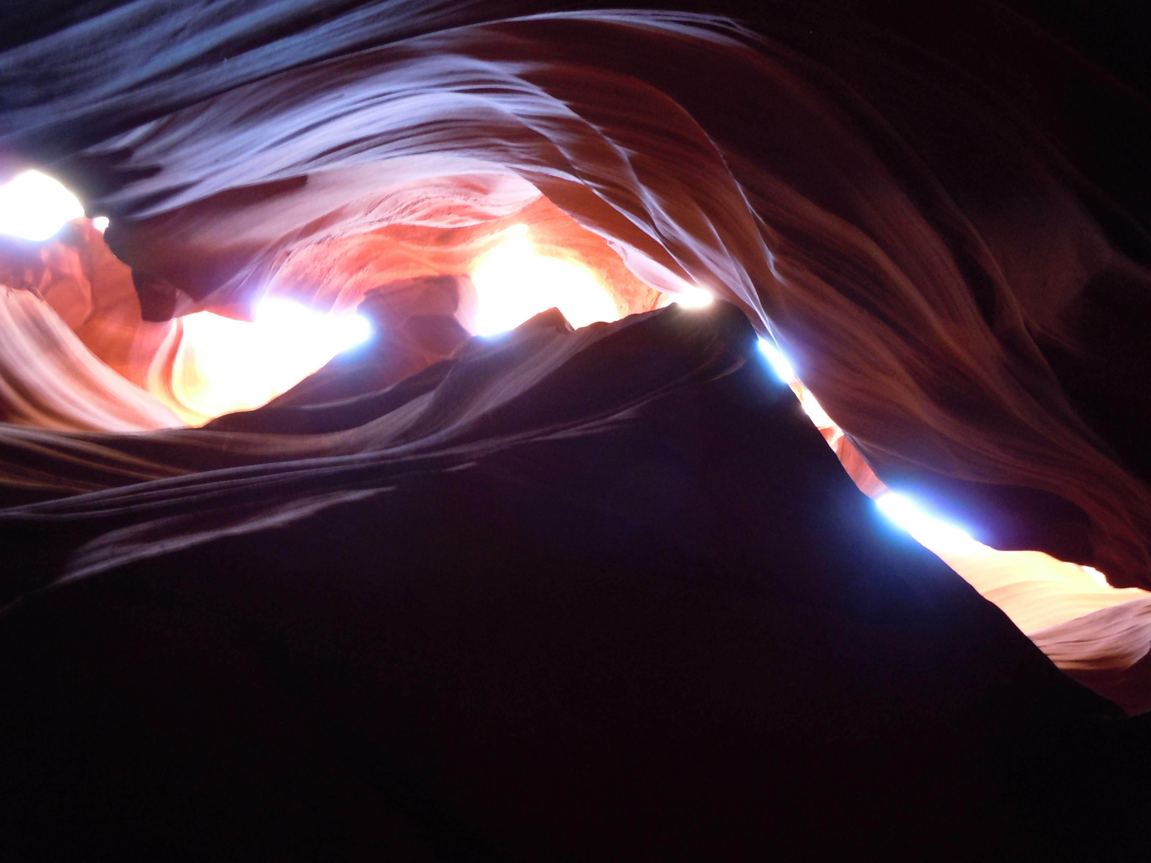 Interior yang indah dari Cekungan Antelope dengan warna dan kontras cahaya