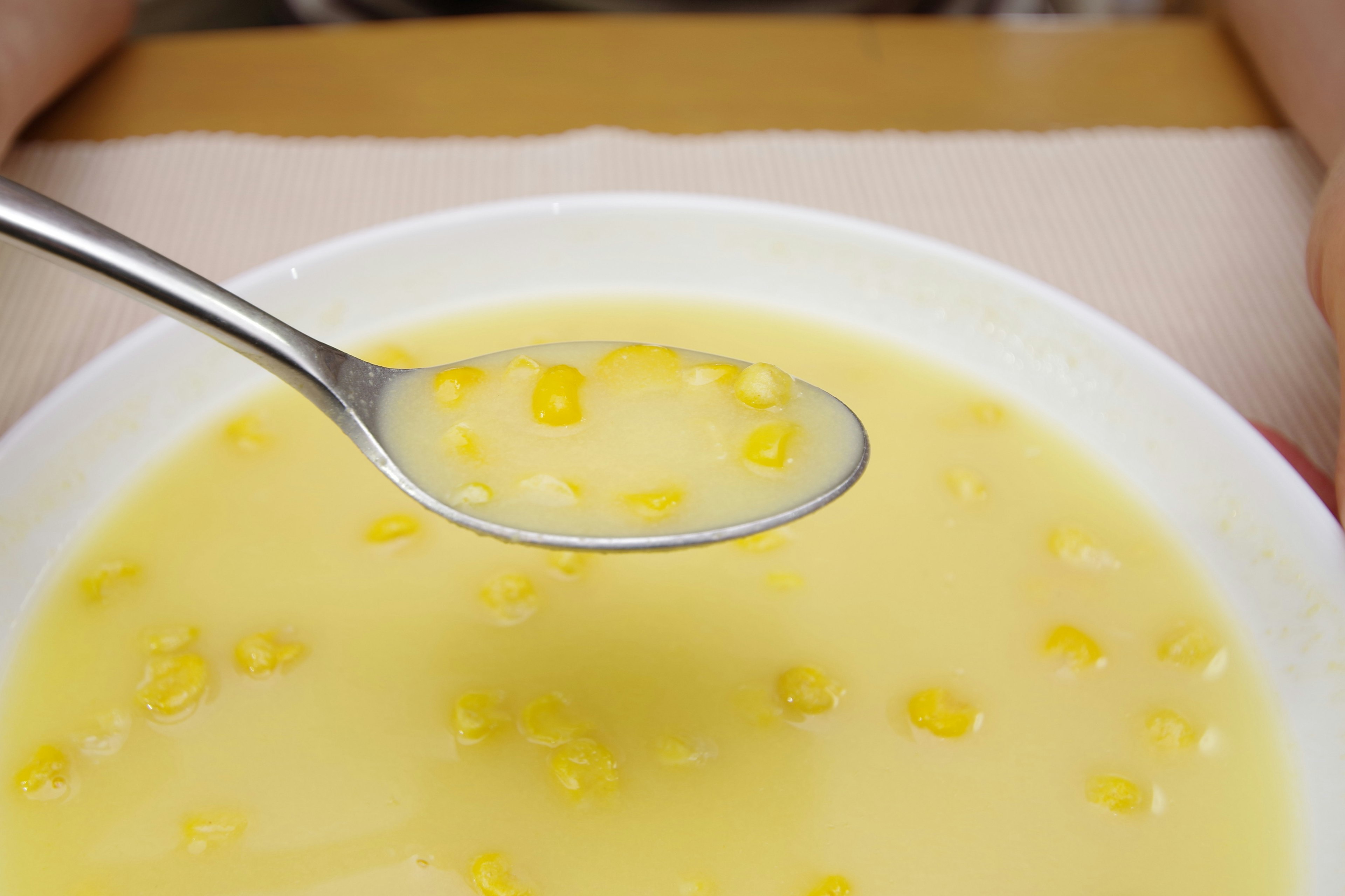 Sopa de maíz cremosa con una cuchara