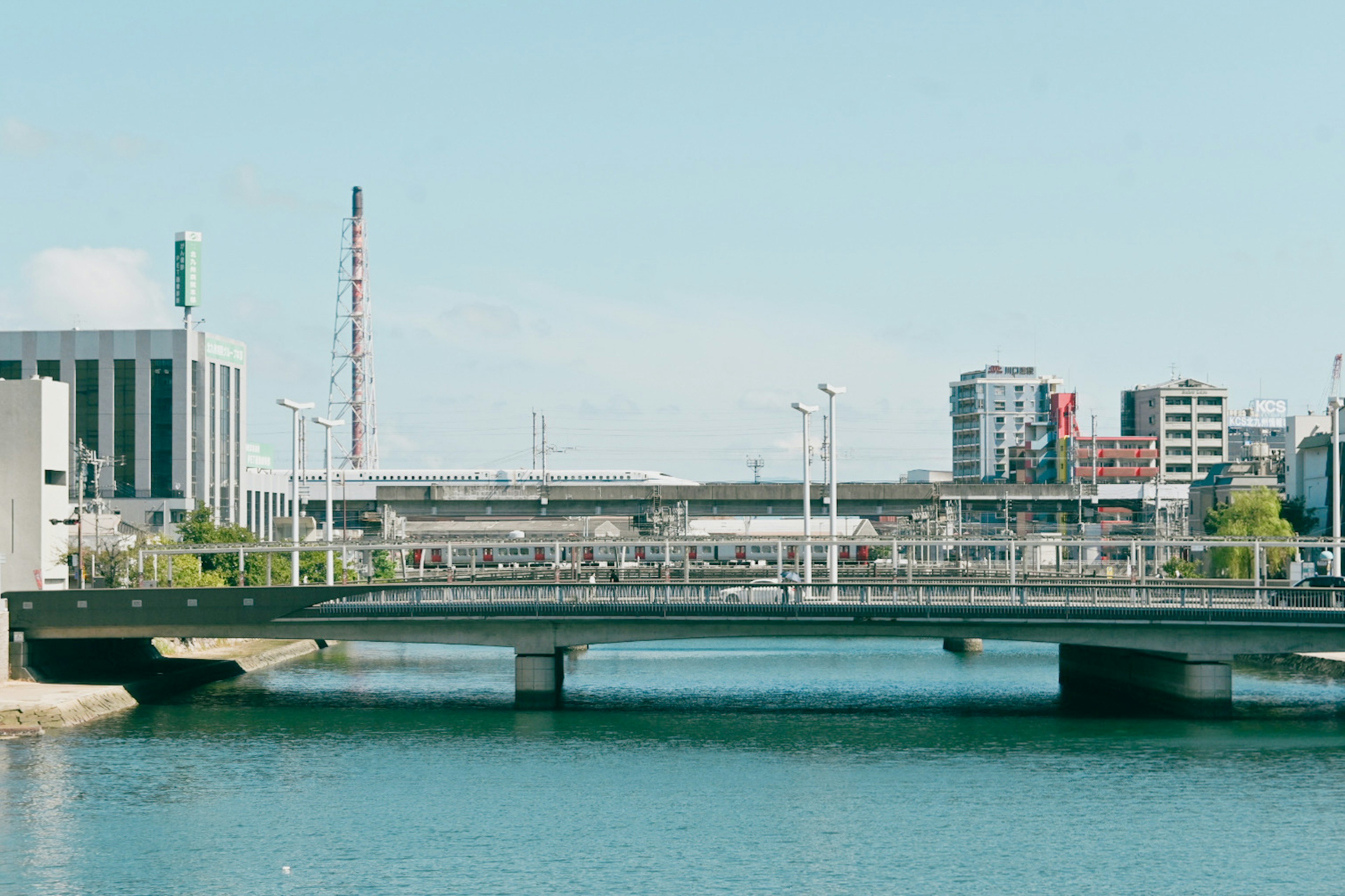 Vista di un ponte su un fiume con edifici moderni sullo sfondo