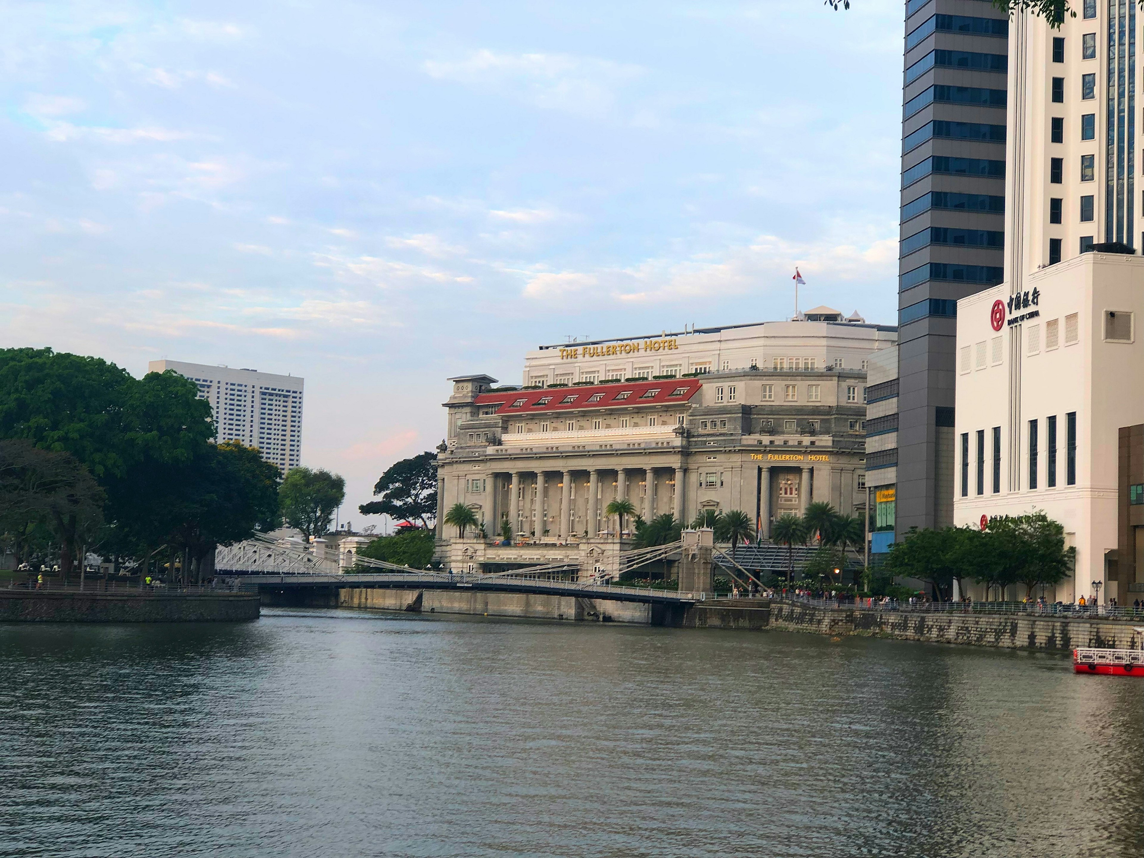 Pemandangan tepi sungai di Singapura dengan bangunan bersejarah dan gedung pencakar langit modern