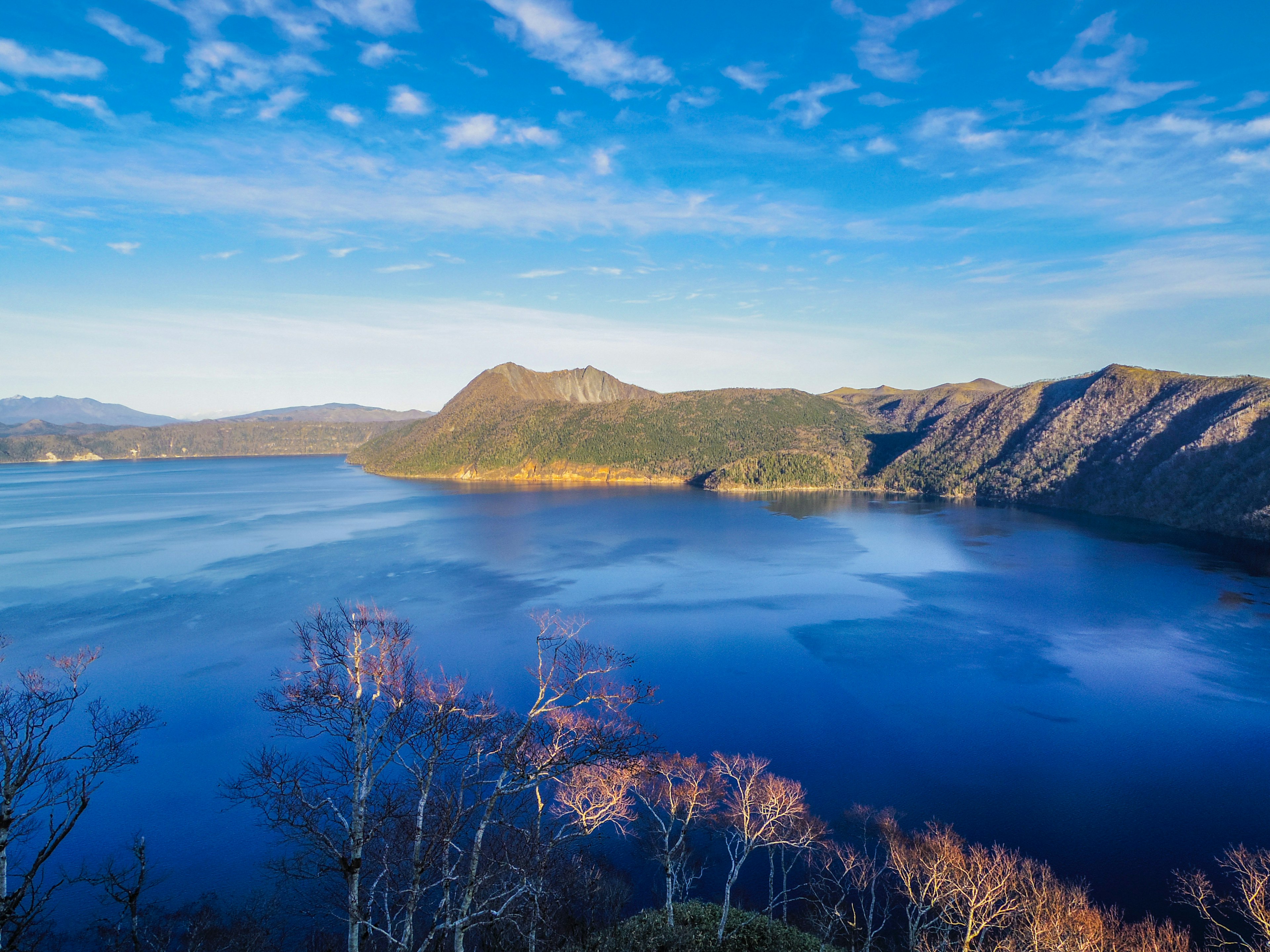 Pemandangan indah danau dengan pegunungan dan langit biru