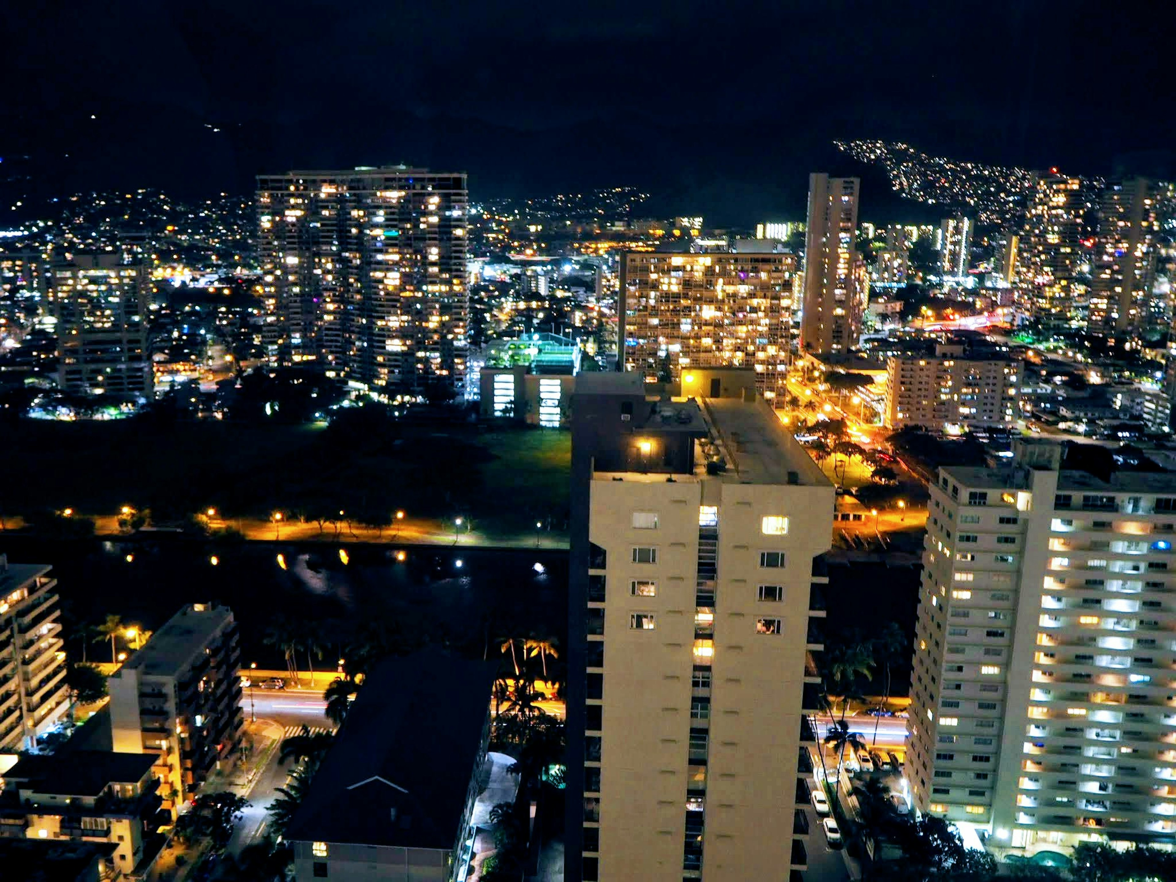 夜景城市与照亮的摩天大楼和生动的灯光