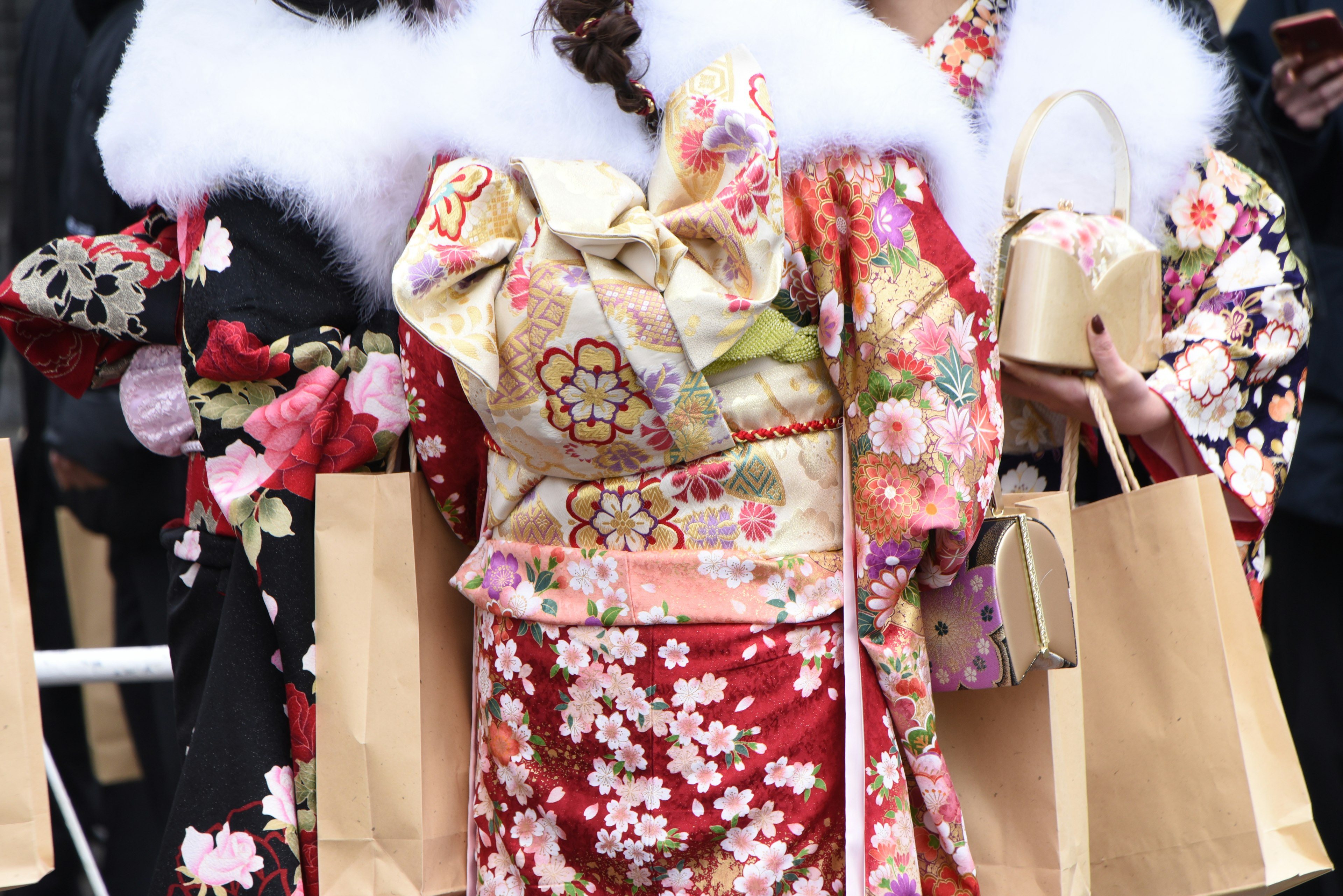 Frauen in lebhaften Kimonos versammelt mit floralen Designs und bunten Mustern