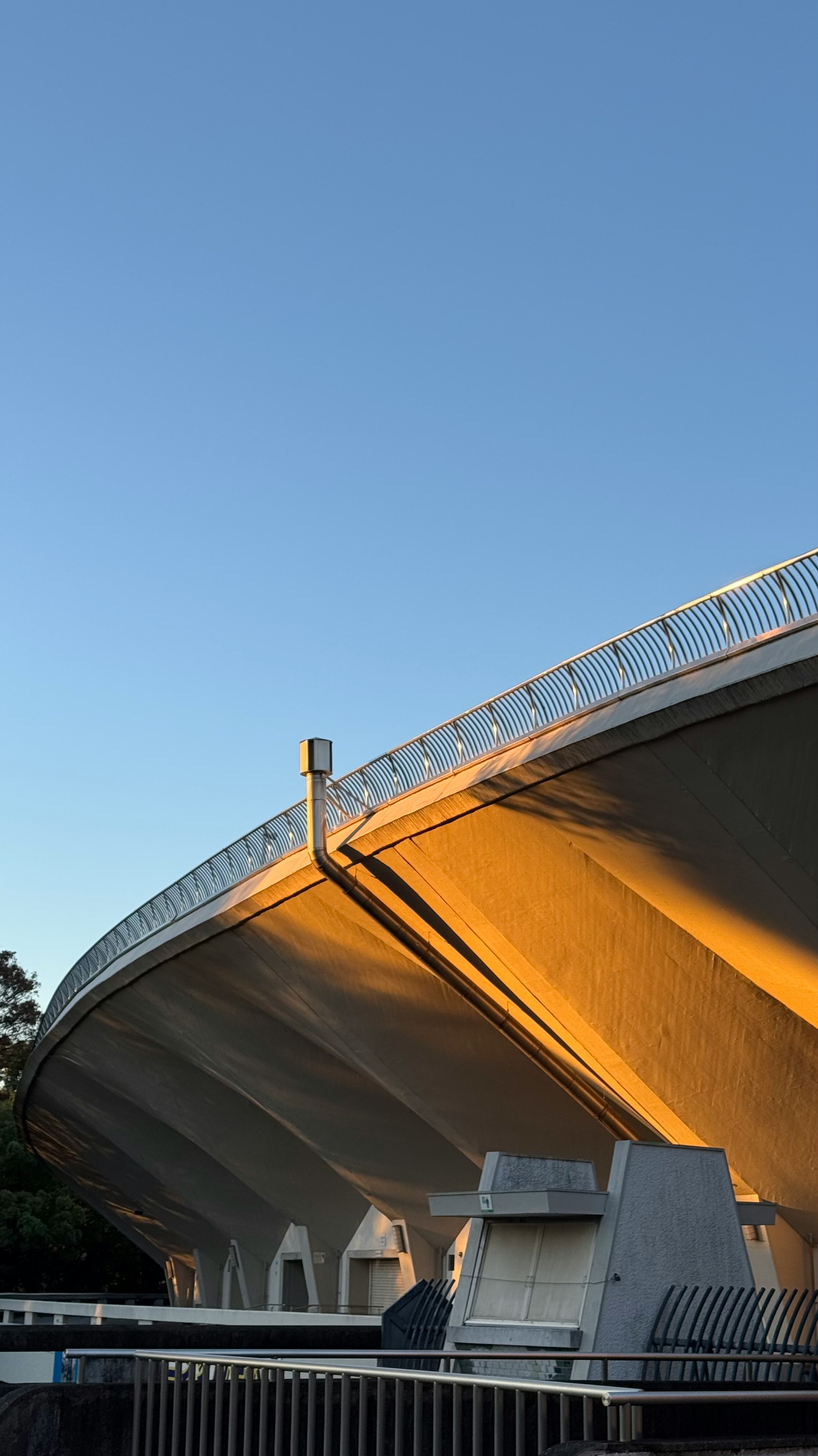 Diagonale Ansicht des Stadiondachs, beleuchtet vom Licht der Abenddämmerung