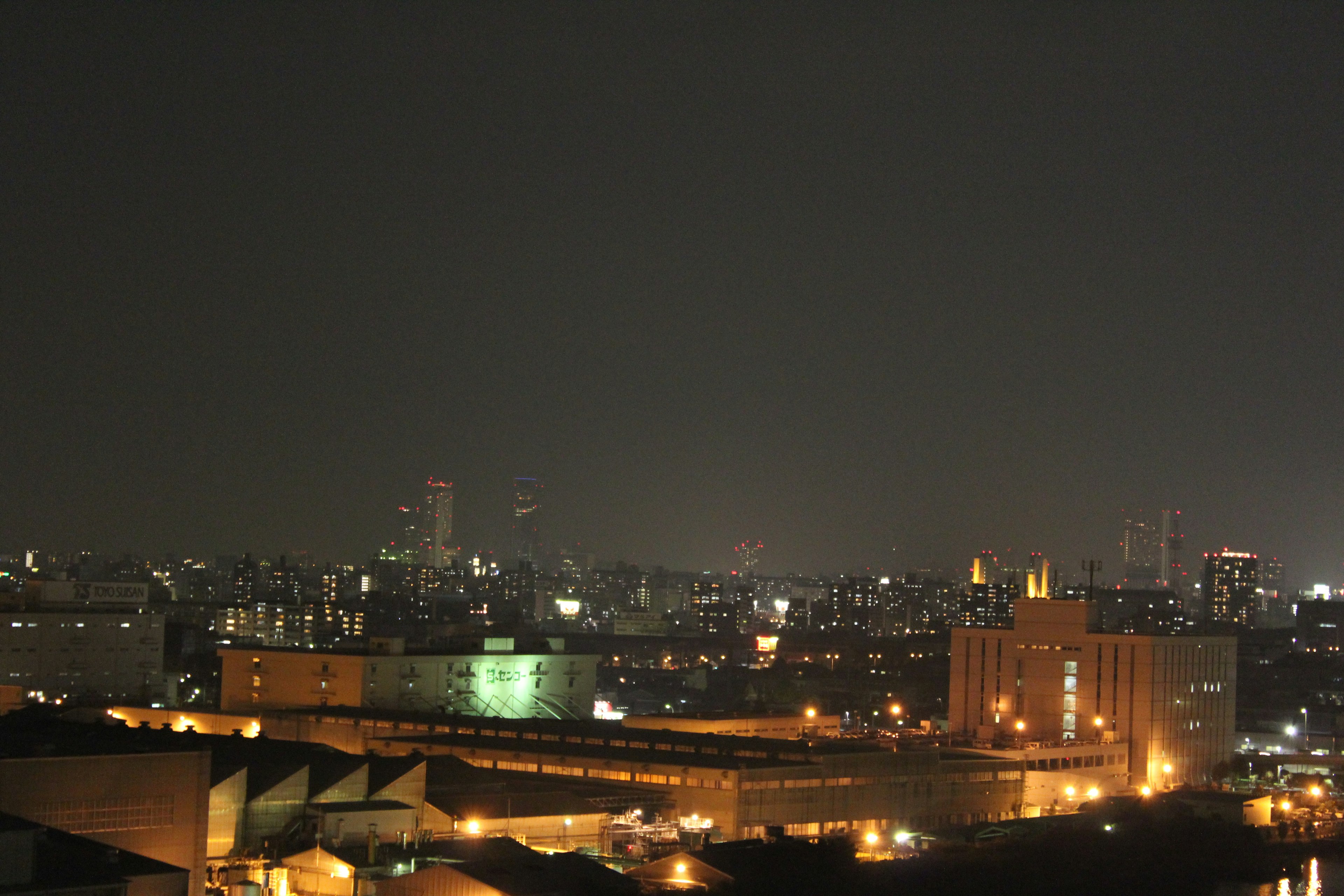 夜间城市景观，灯光闪烁的摩天大楼和街灯