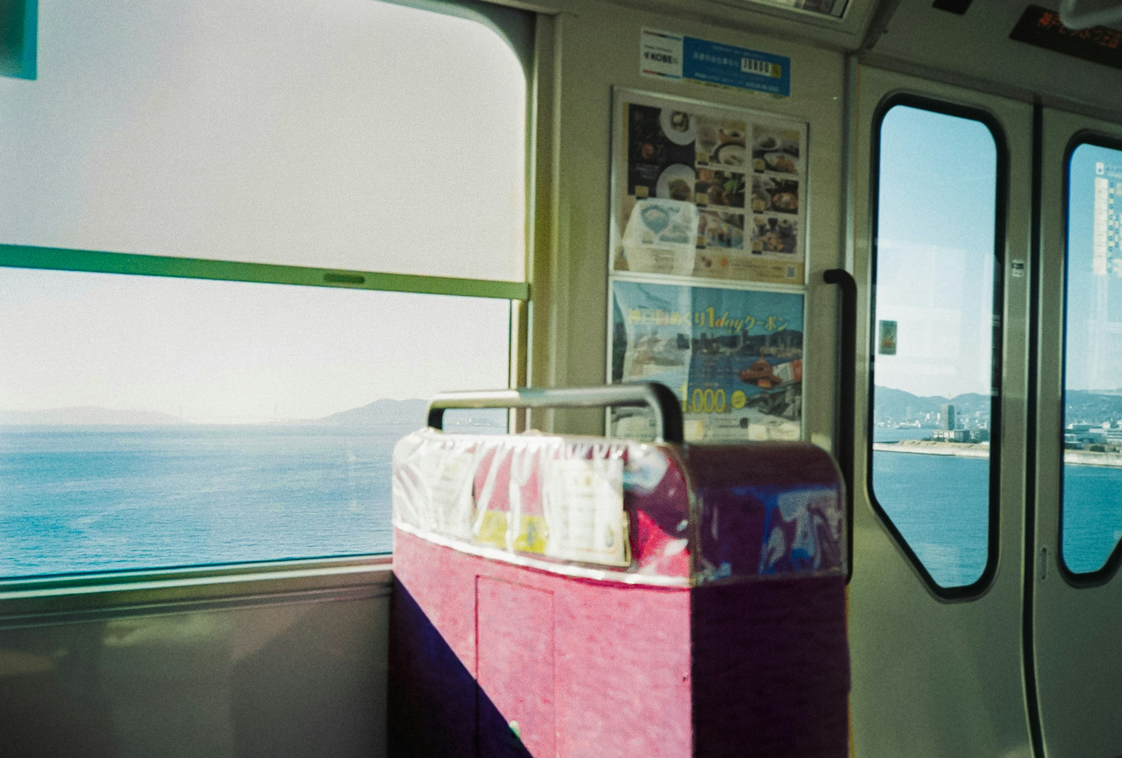 海を望む電車の車内の風景