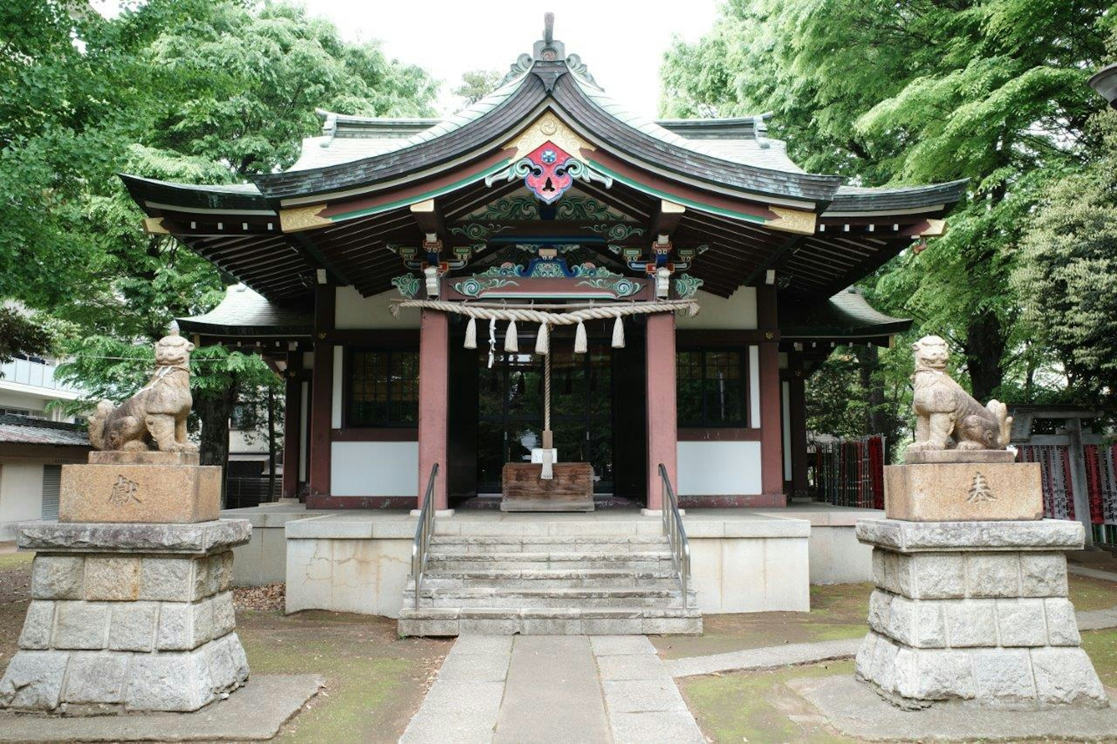 神社の美しい外観と狛犬の像が特徴的な日本の建築