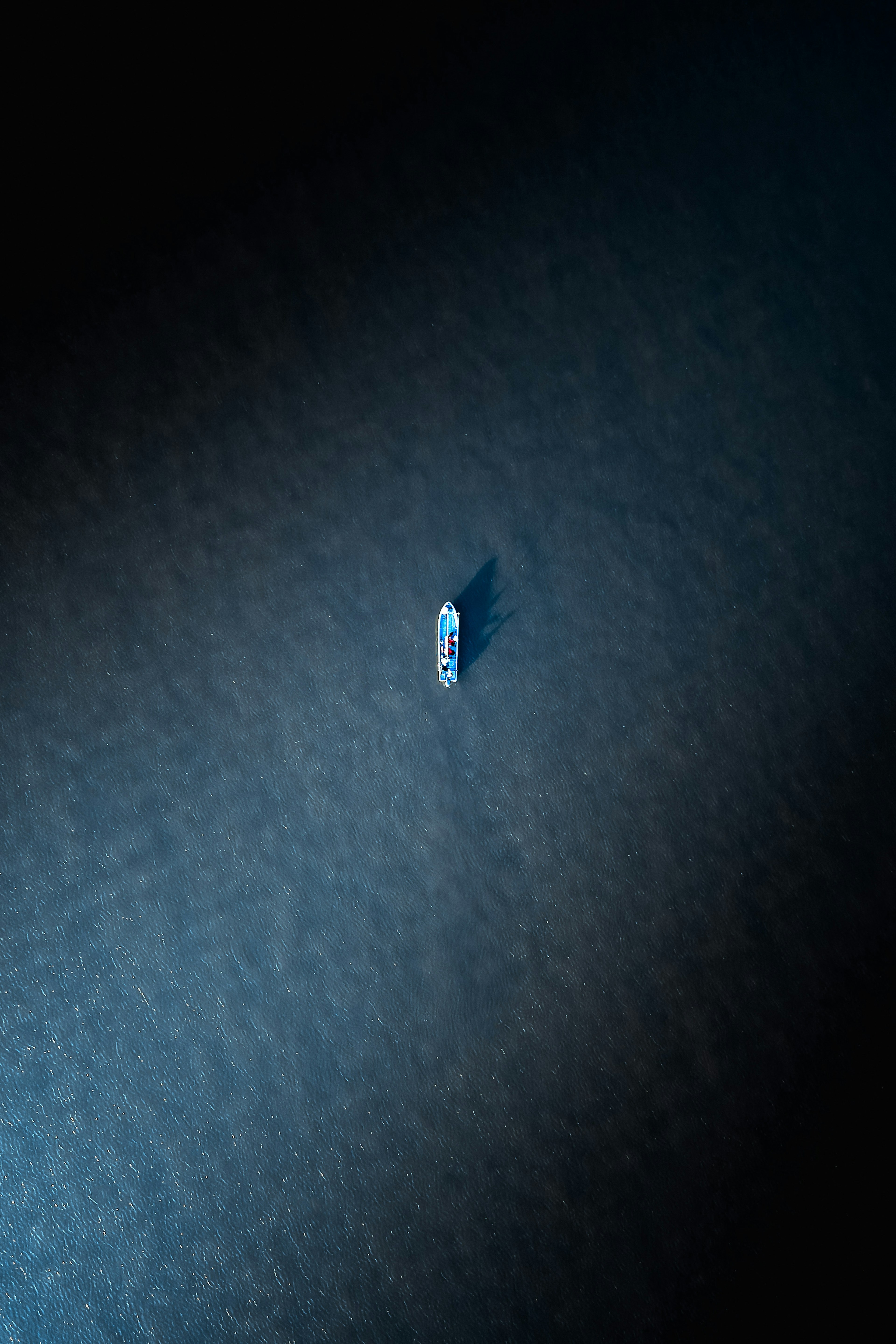 Un petit objet bleu flottant sur un fond sombre