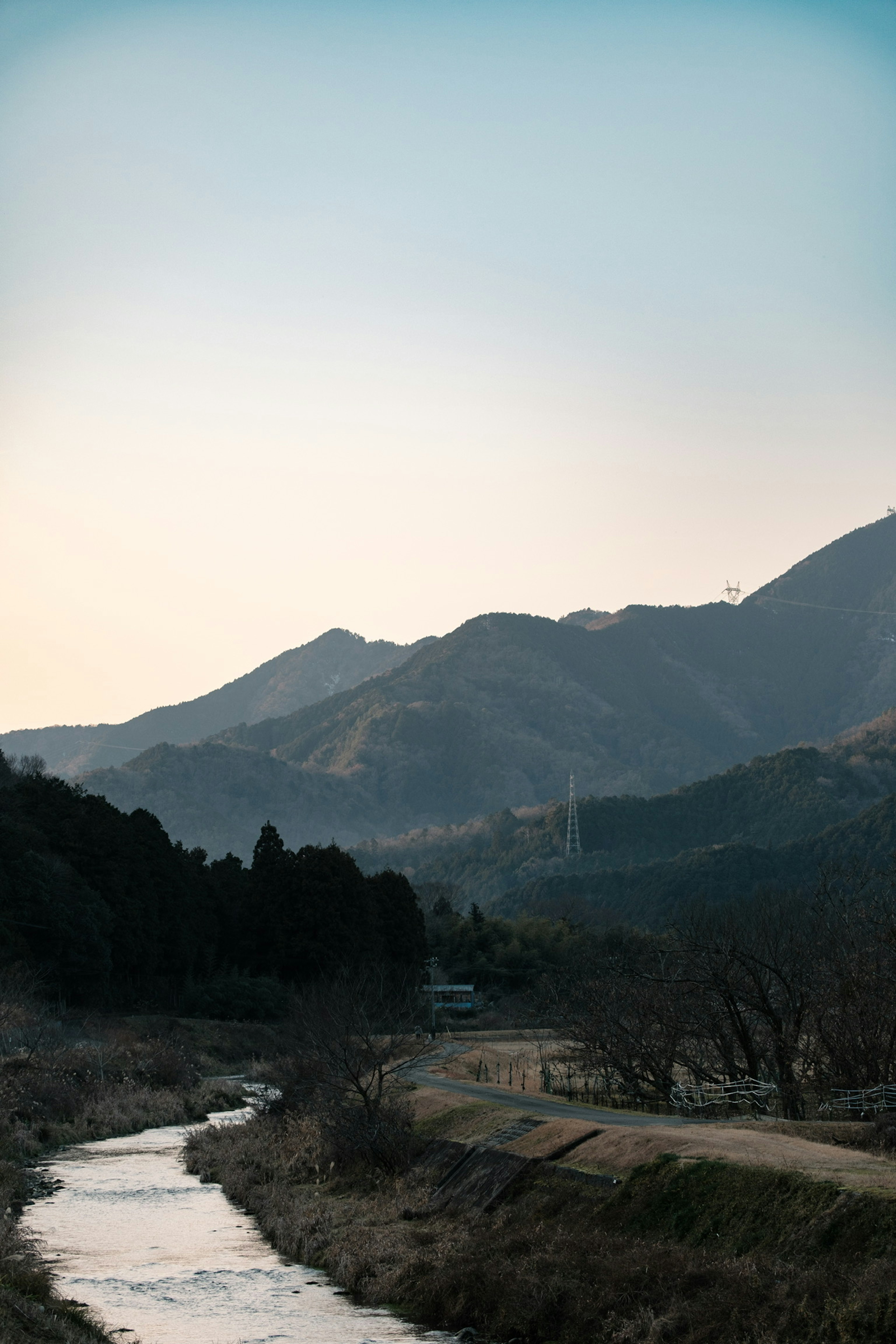 山々と川の風景が広がる静かな自然の風景