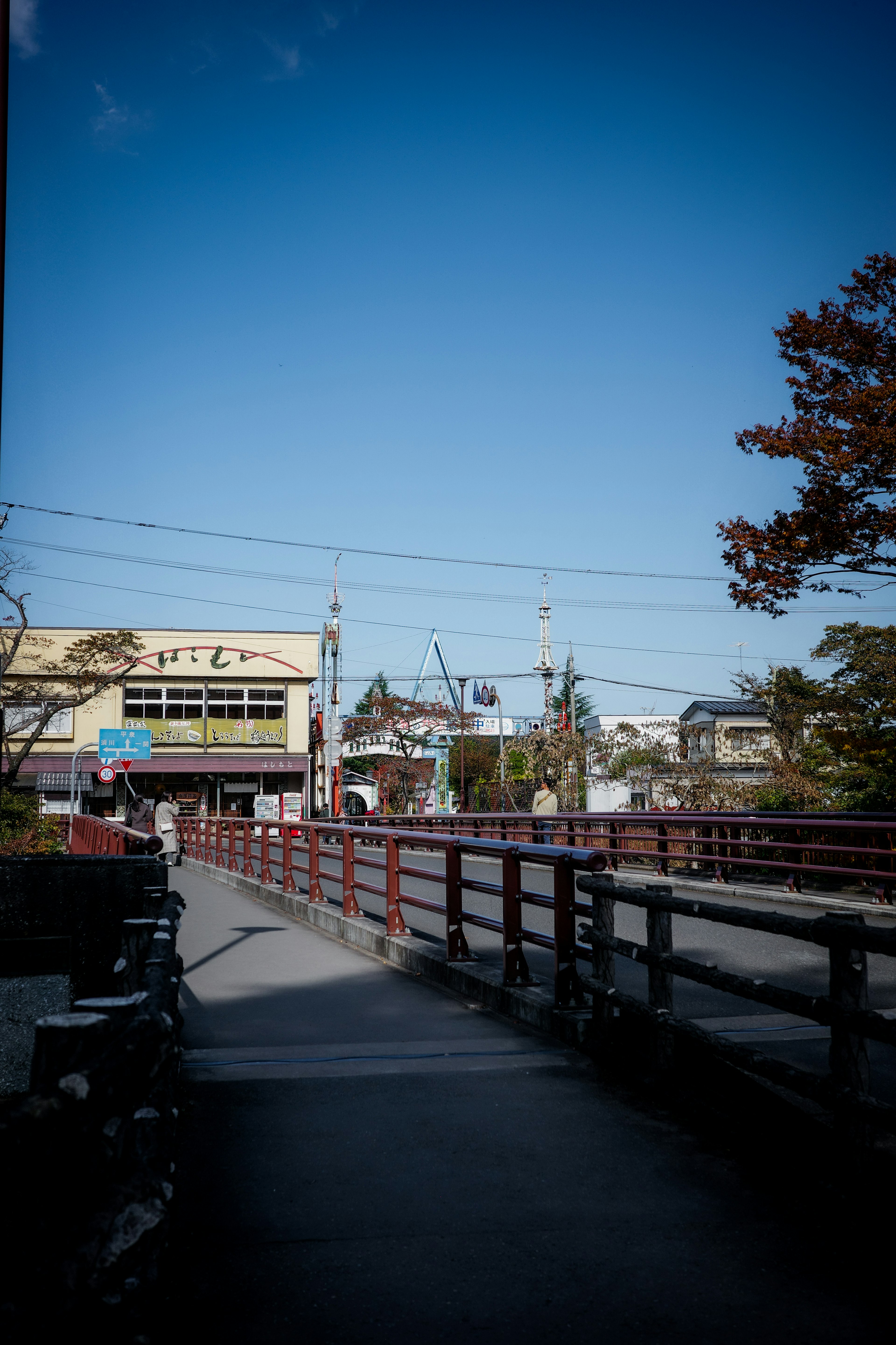 赤い橋と青い空が広がる風景