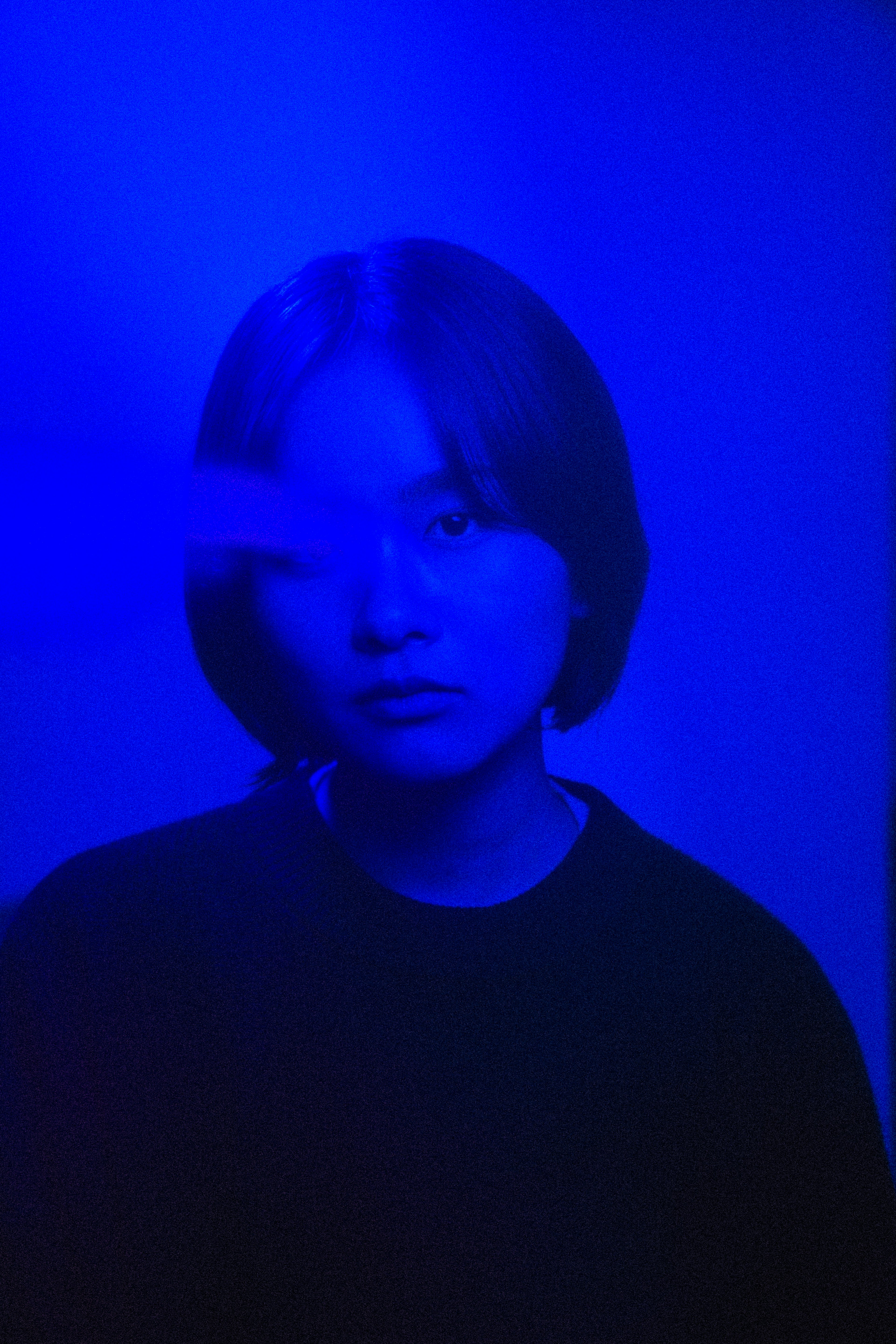 Portrait d'une femme éclairée par une lumière bleue