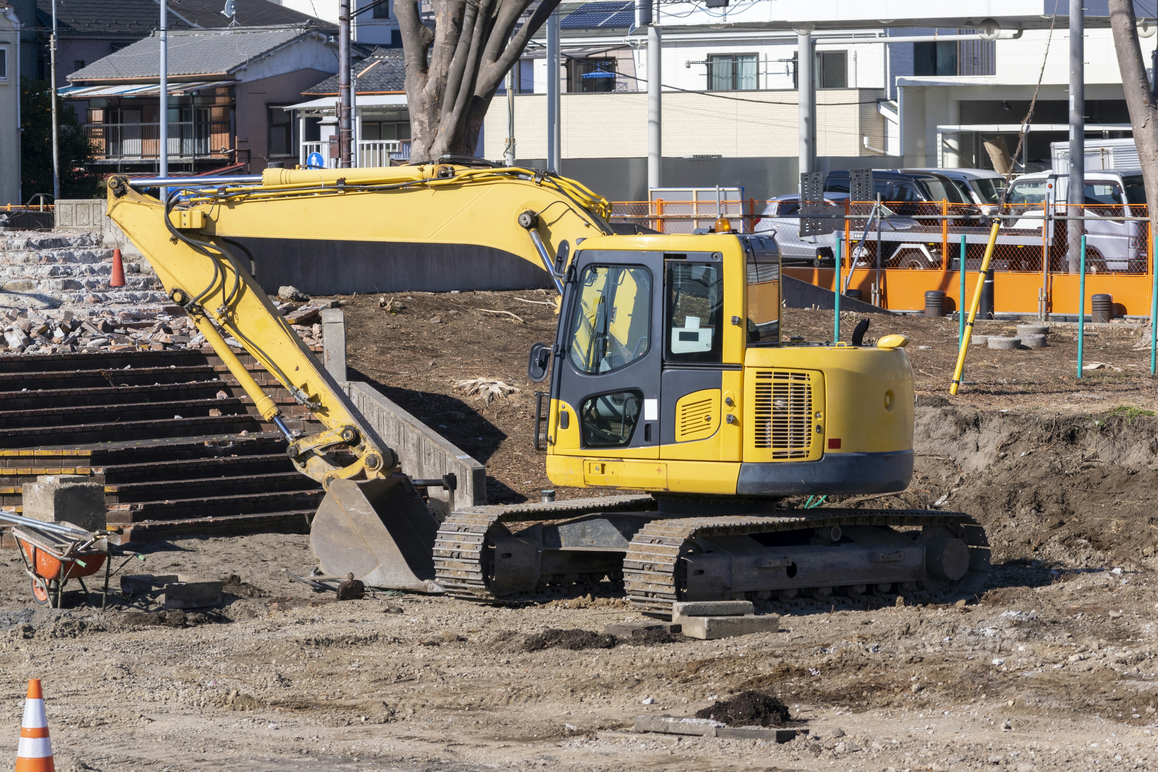 Excavatrice jaune travaillant sur un chantier de construction