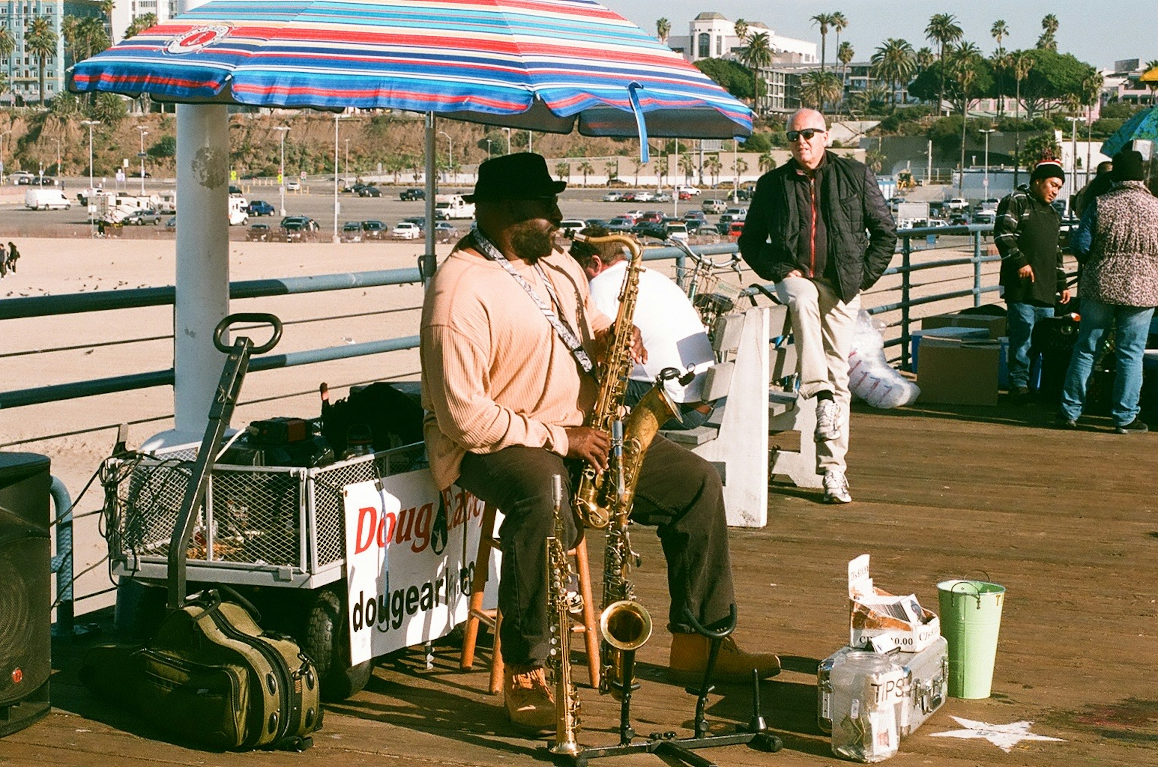 Saxofonista masculino actuando en el malecón