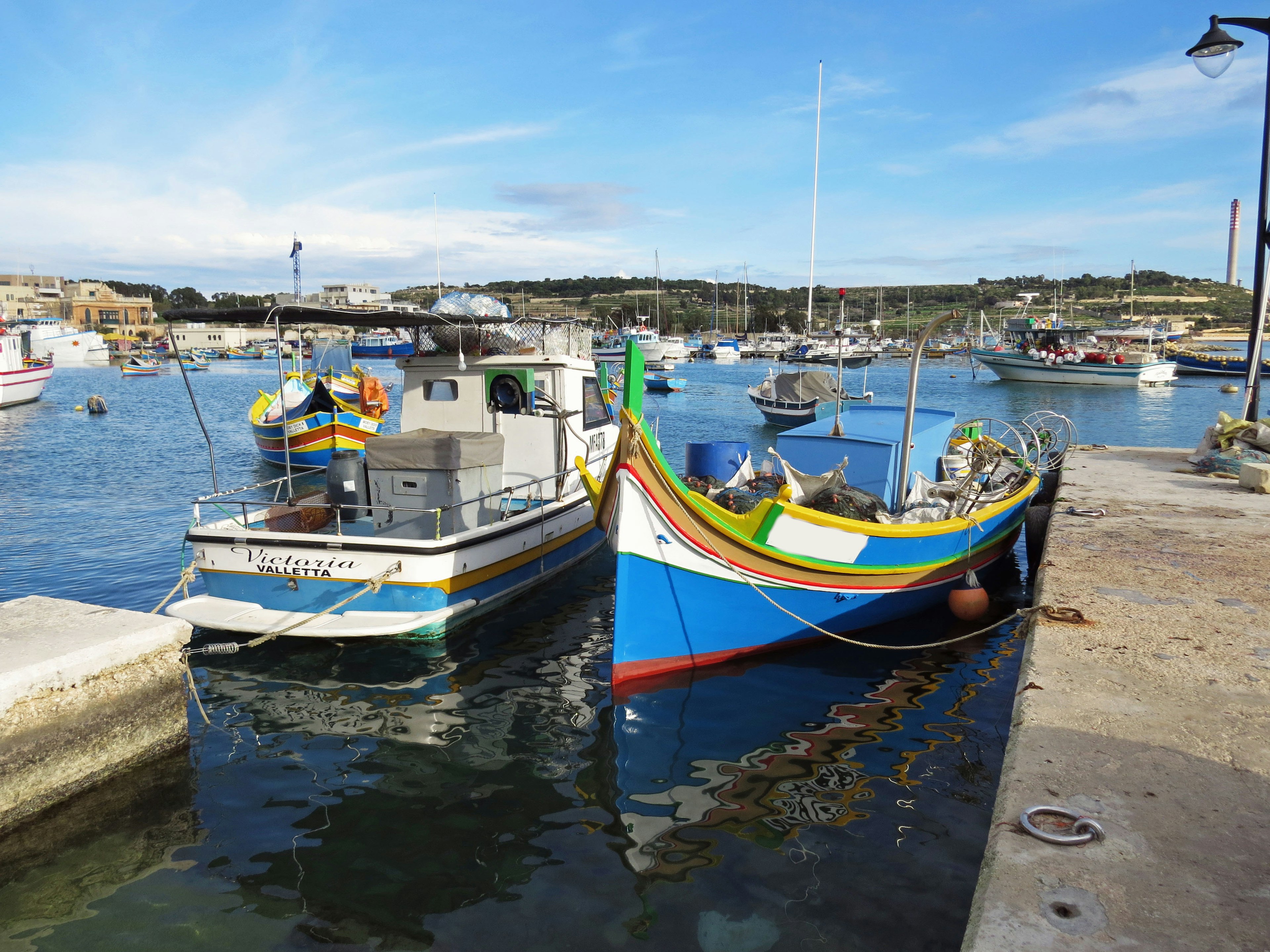 Botes de pesca coloridos atracados en un puerto