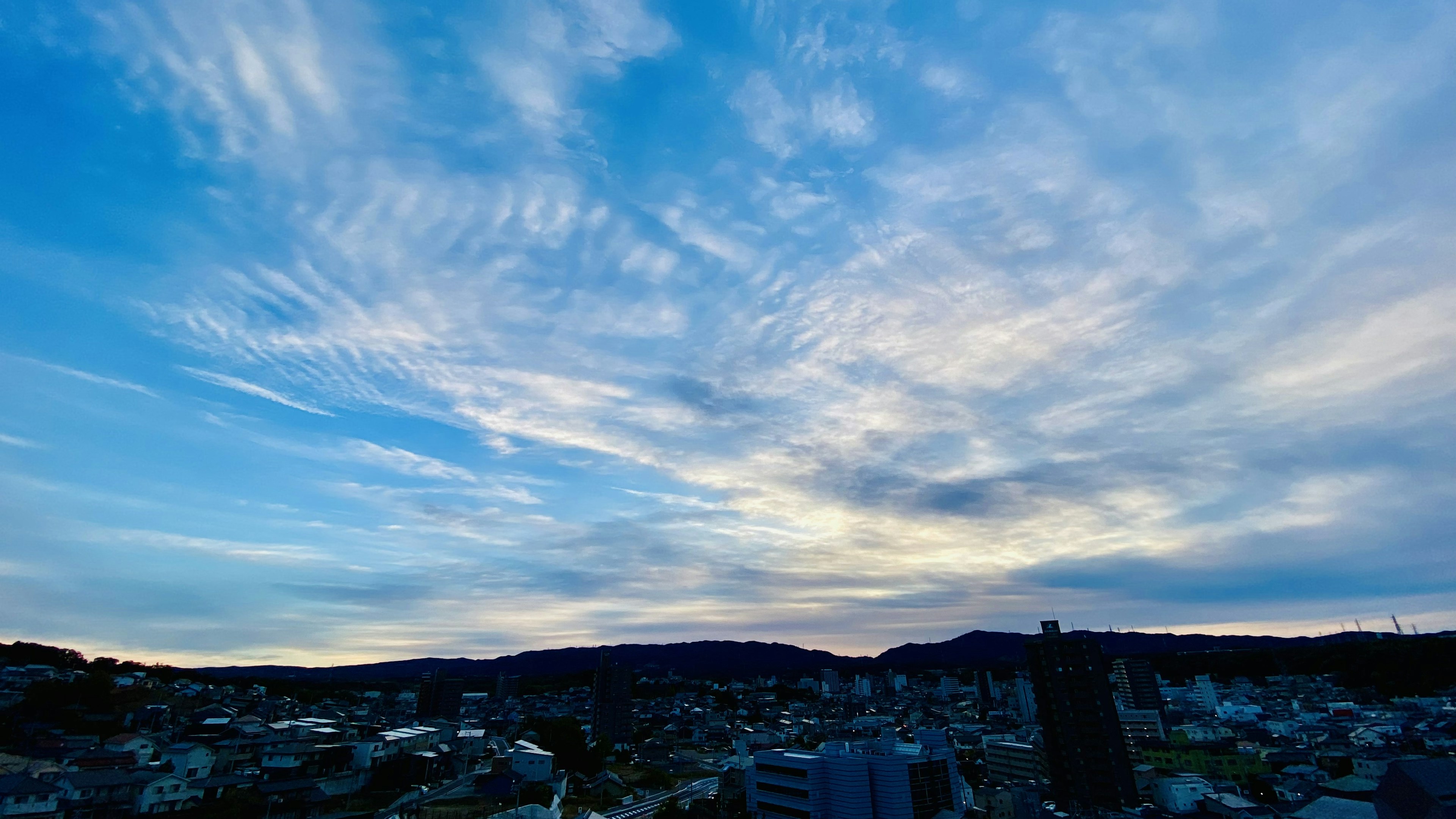 Vue panoramique d'un ciel bleu avec des nuages