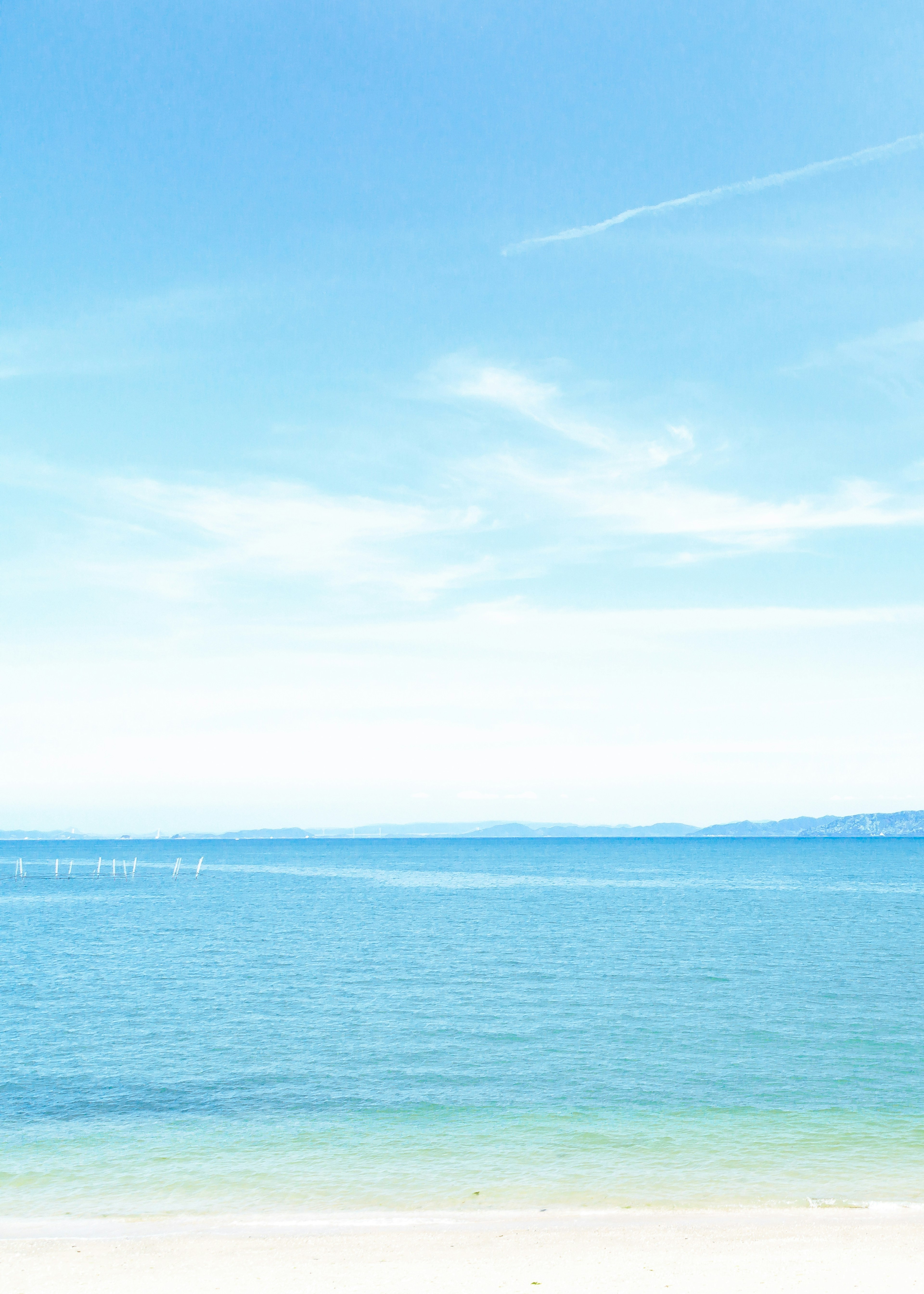 Pemandangan tenang dari langit biru dan laut tenang