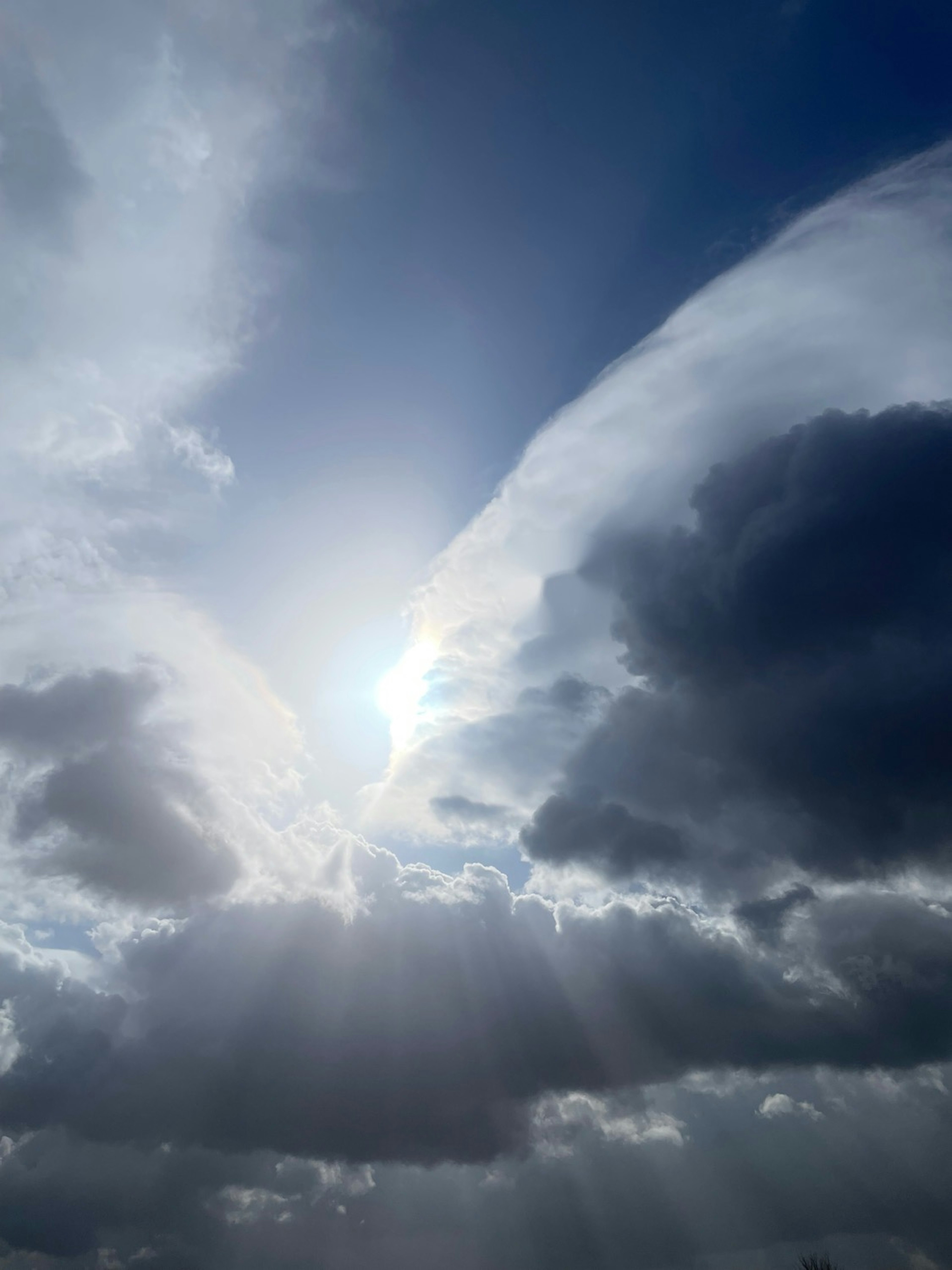 太陽の光が雲の隙間から差し込む壮大な空の風景