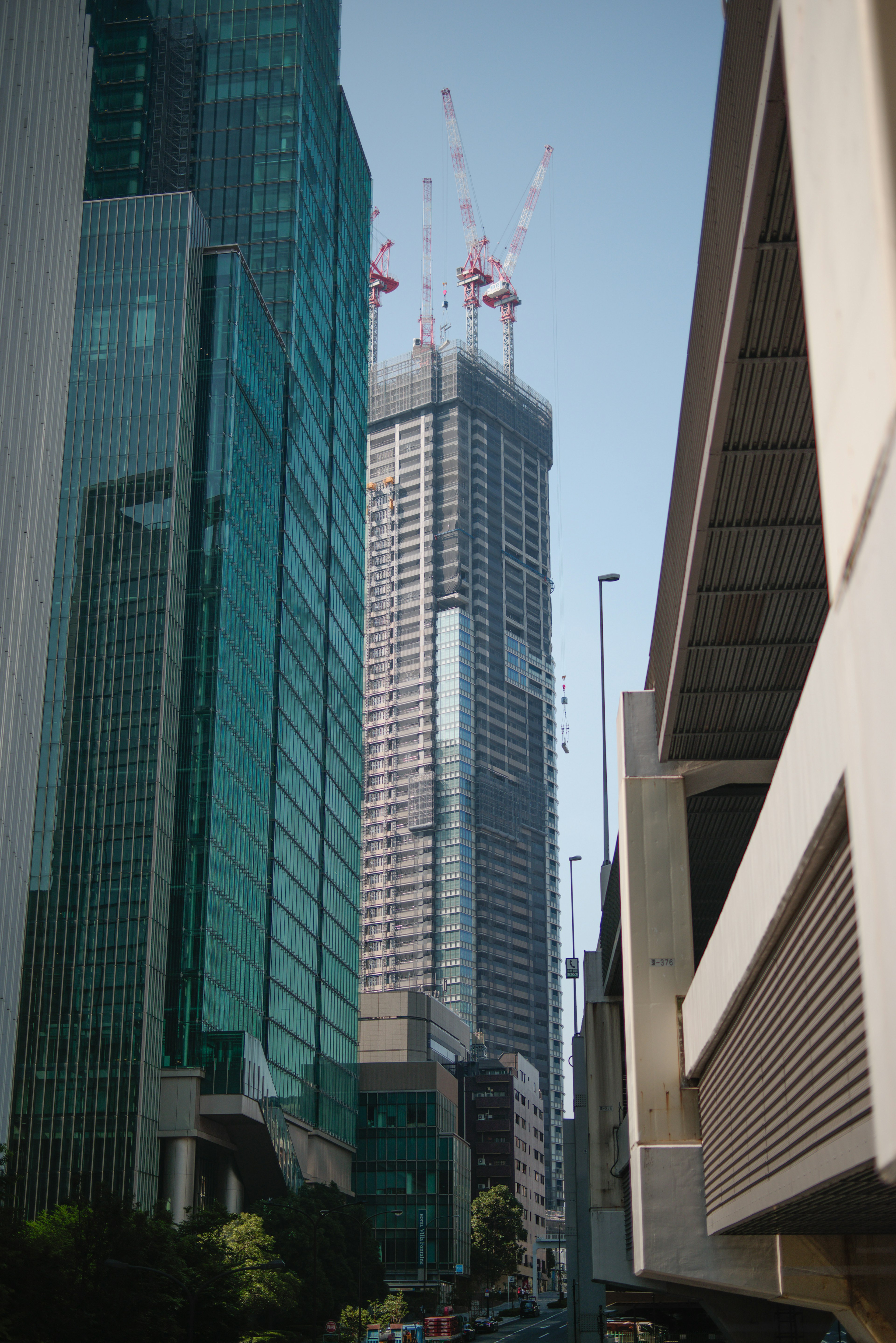 Paysage urbain avec des gratte-ciel et une tour en construction