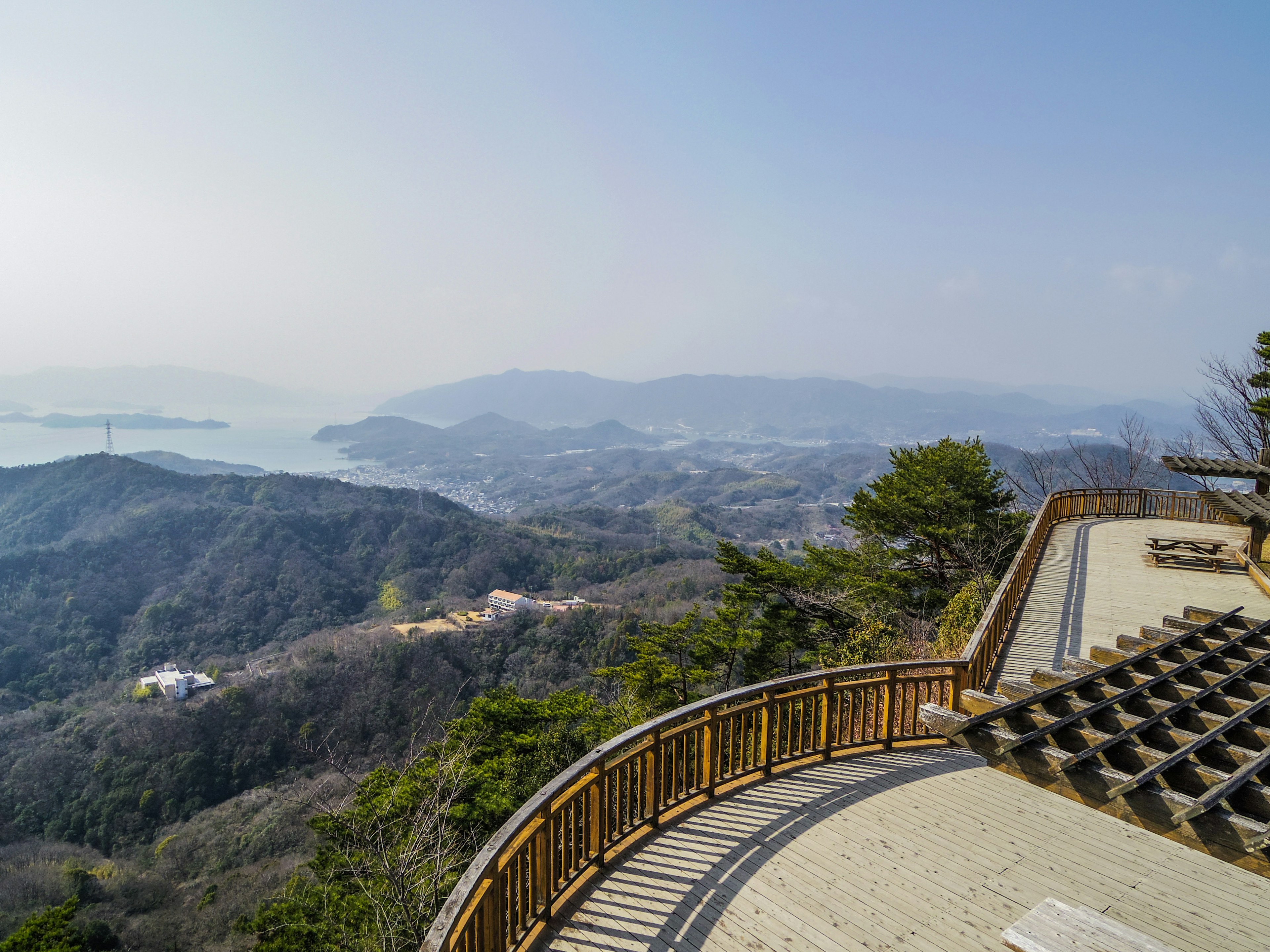 Mirador pintoresco con vistas a montañas y mar