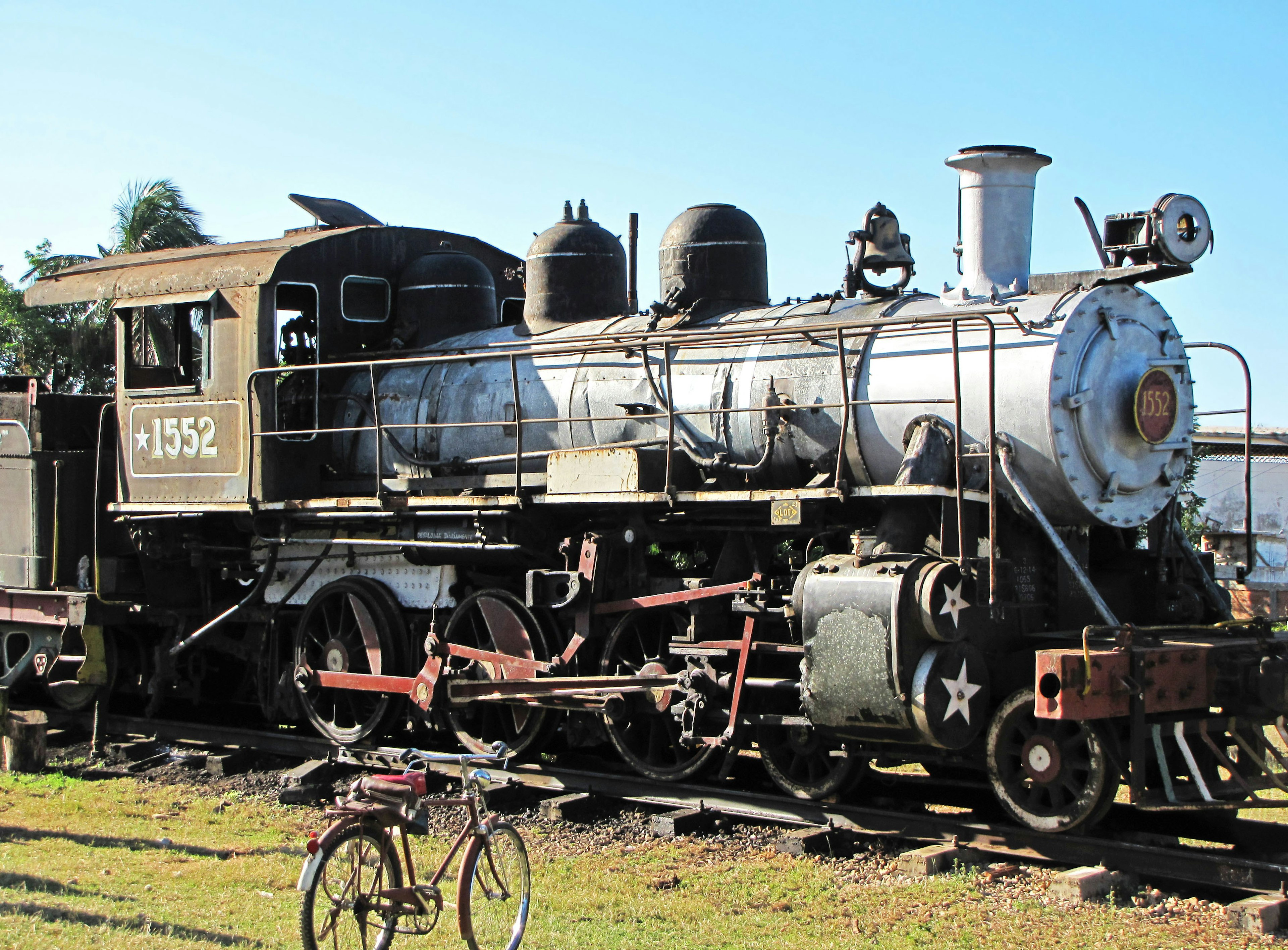 Locomotiva a vapore vintage 1552 esposta all'aperto