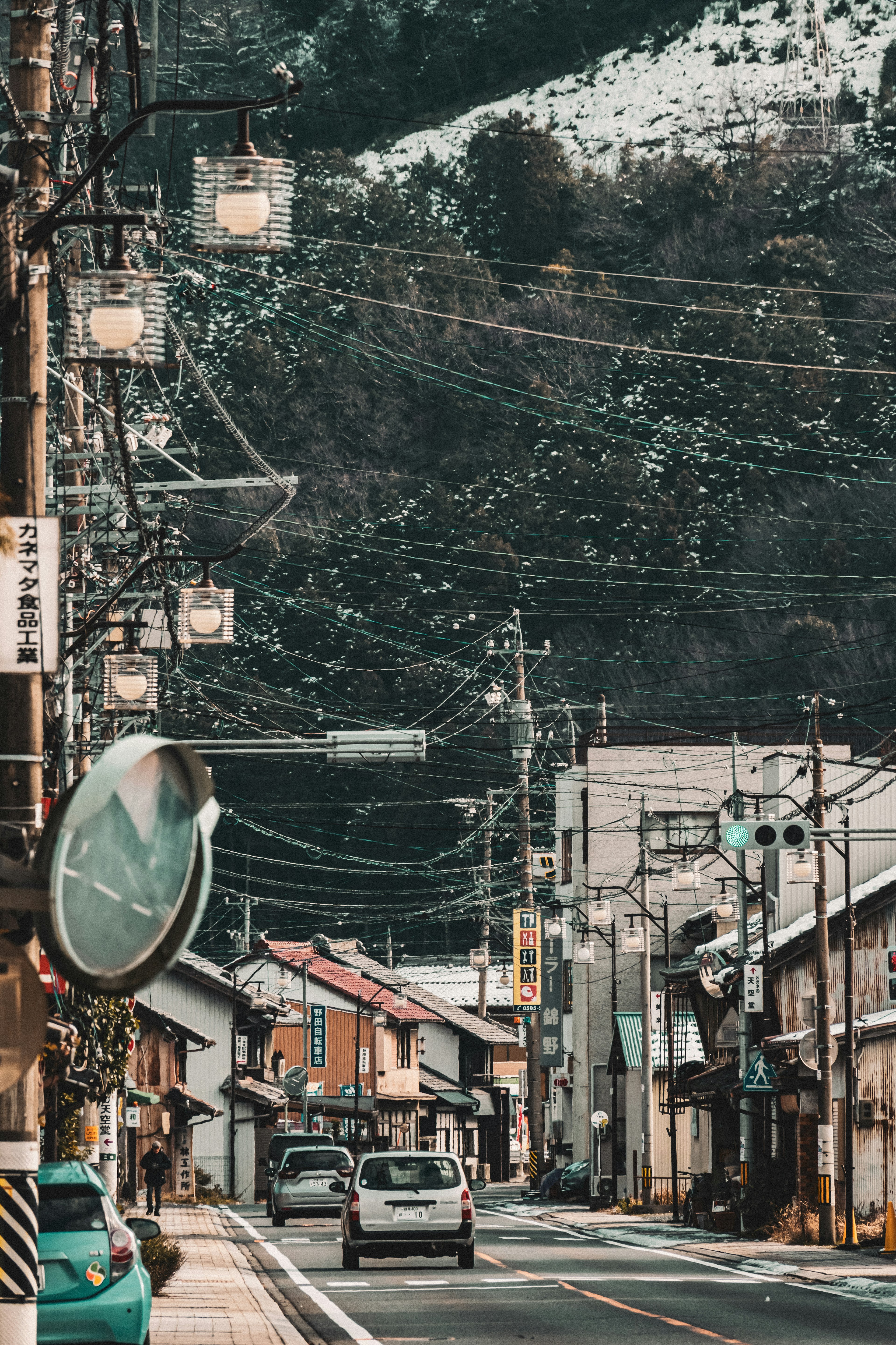 宁静的街道场景，建筑和电线在雪山背景下