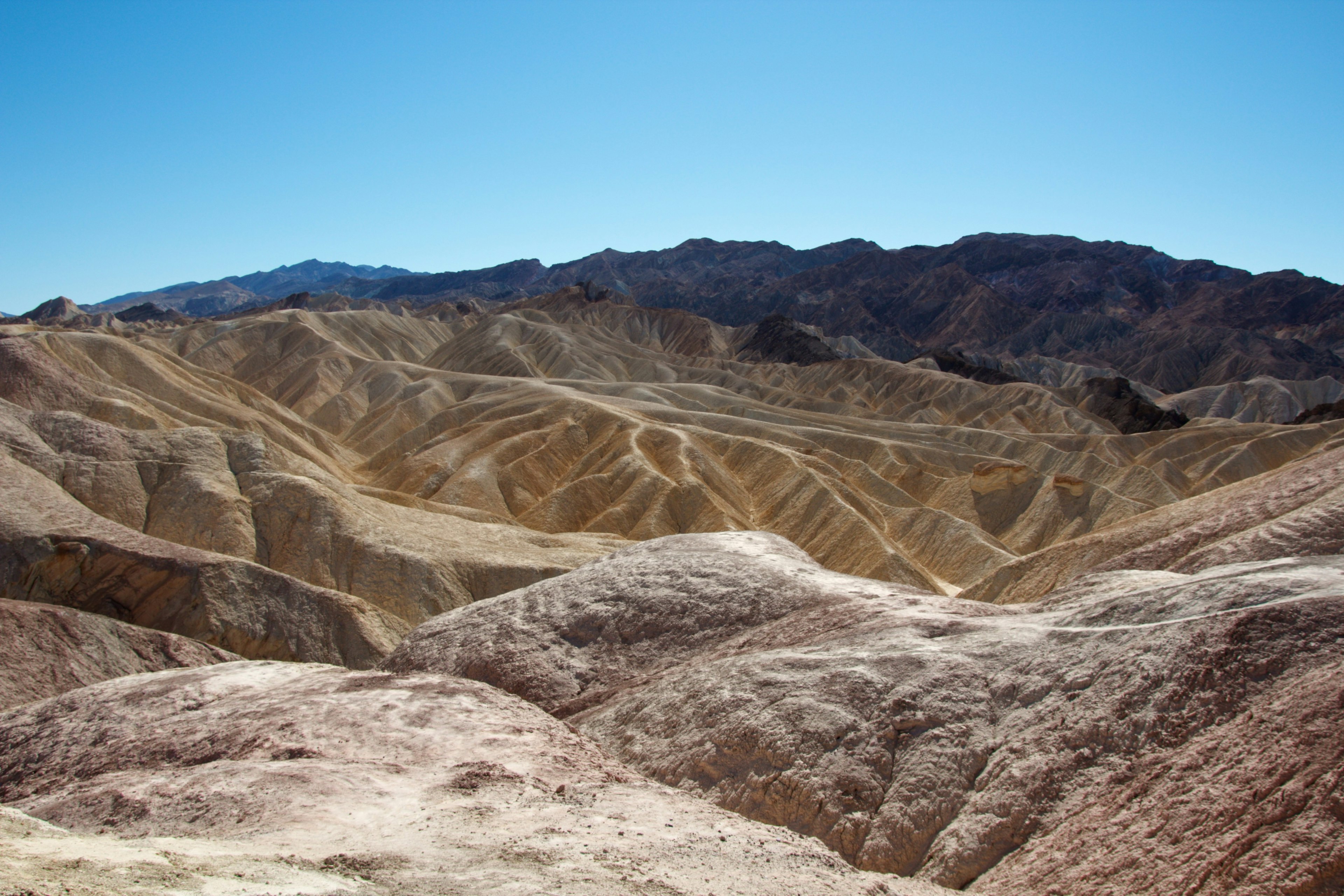 Trockene Berglandschaft mit geschichtetem Gelände