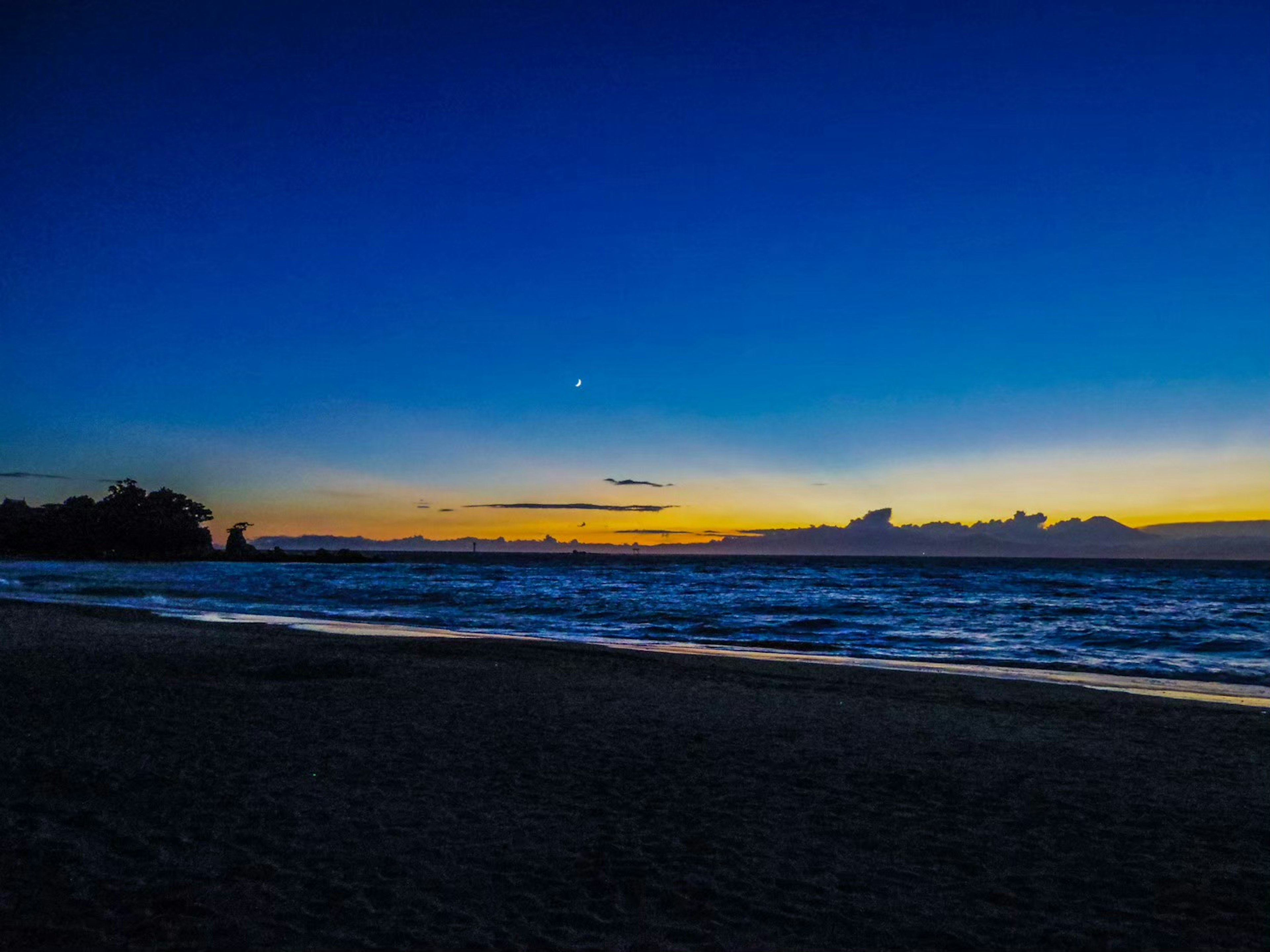 Bellissimo tramonto sulla spiaggia con cielo stellato