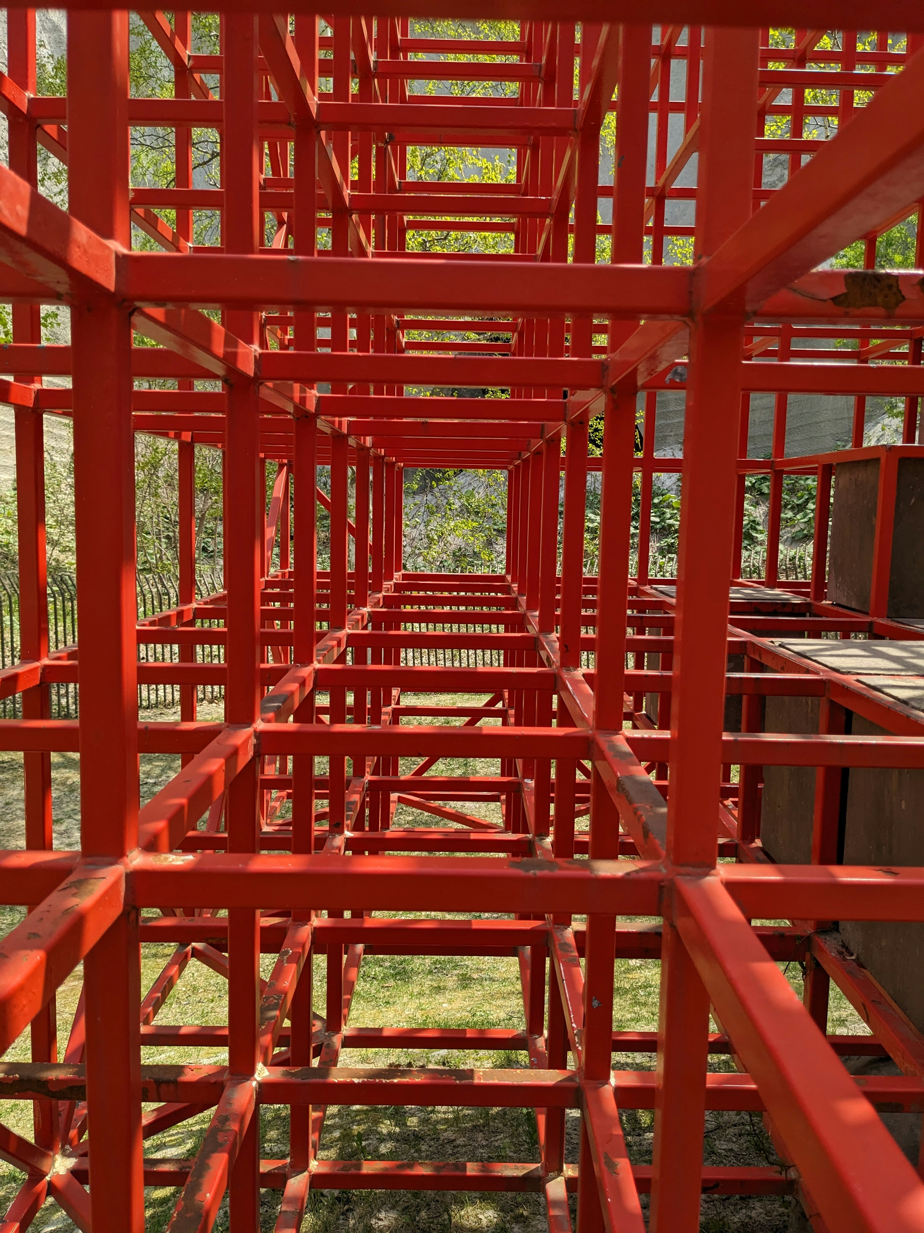 Vista transparente de una estructura de andamio rojo