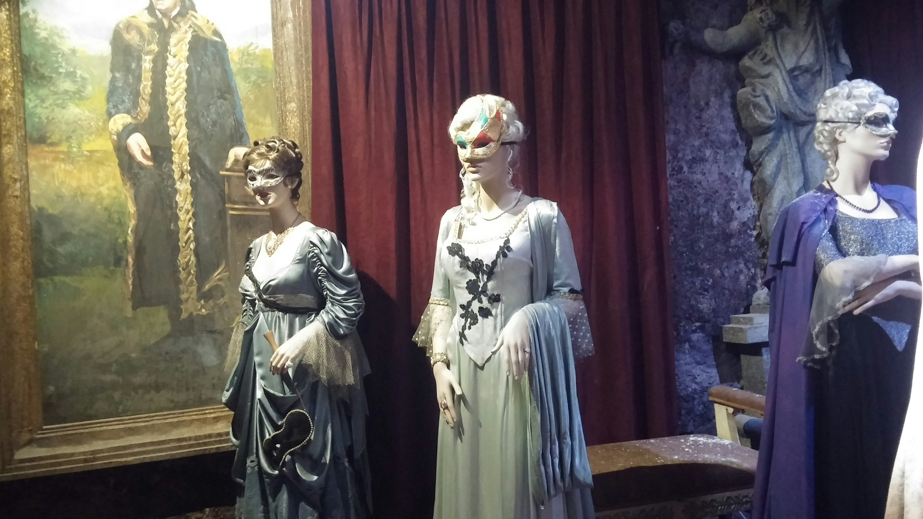 Intérieur d'une exposition avec des mannequins en costumes historiques