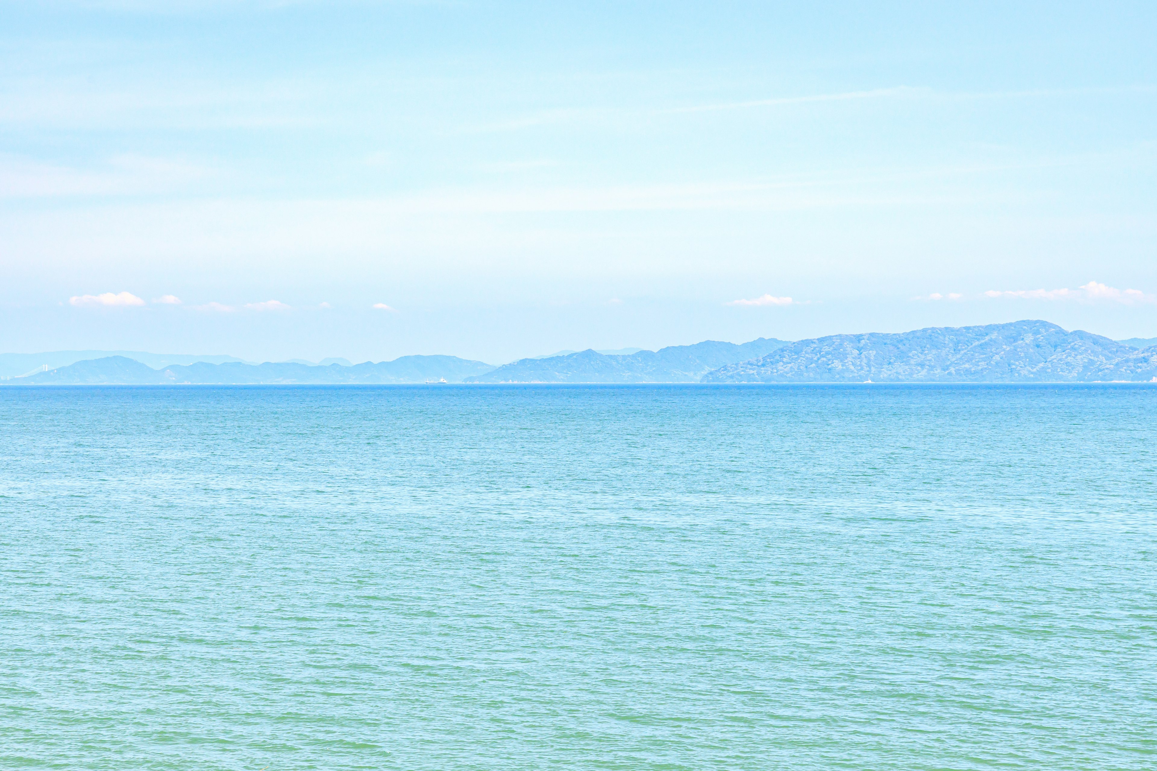 Eine ruhige Ansicht von blauem Meer und Himmel