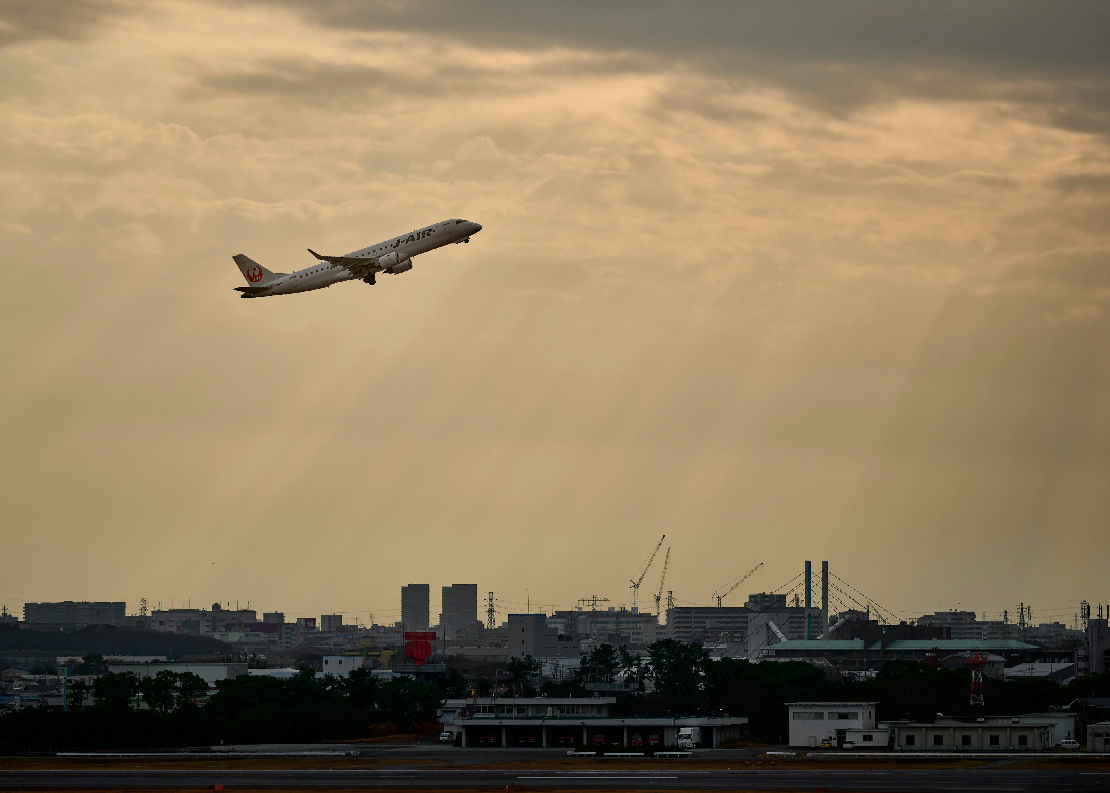 空港から離陸する航空機と曇り空の背景