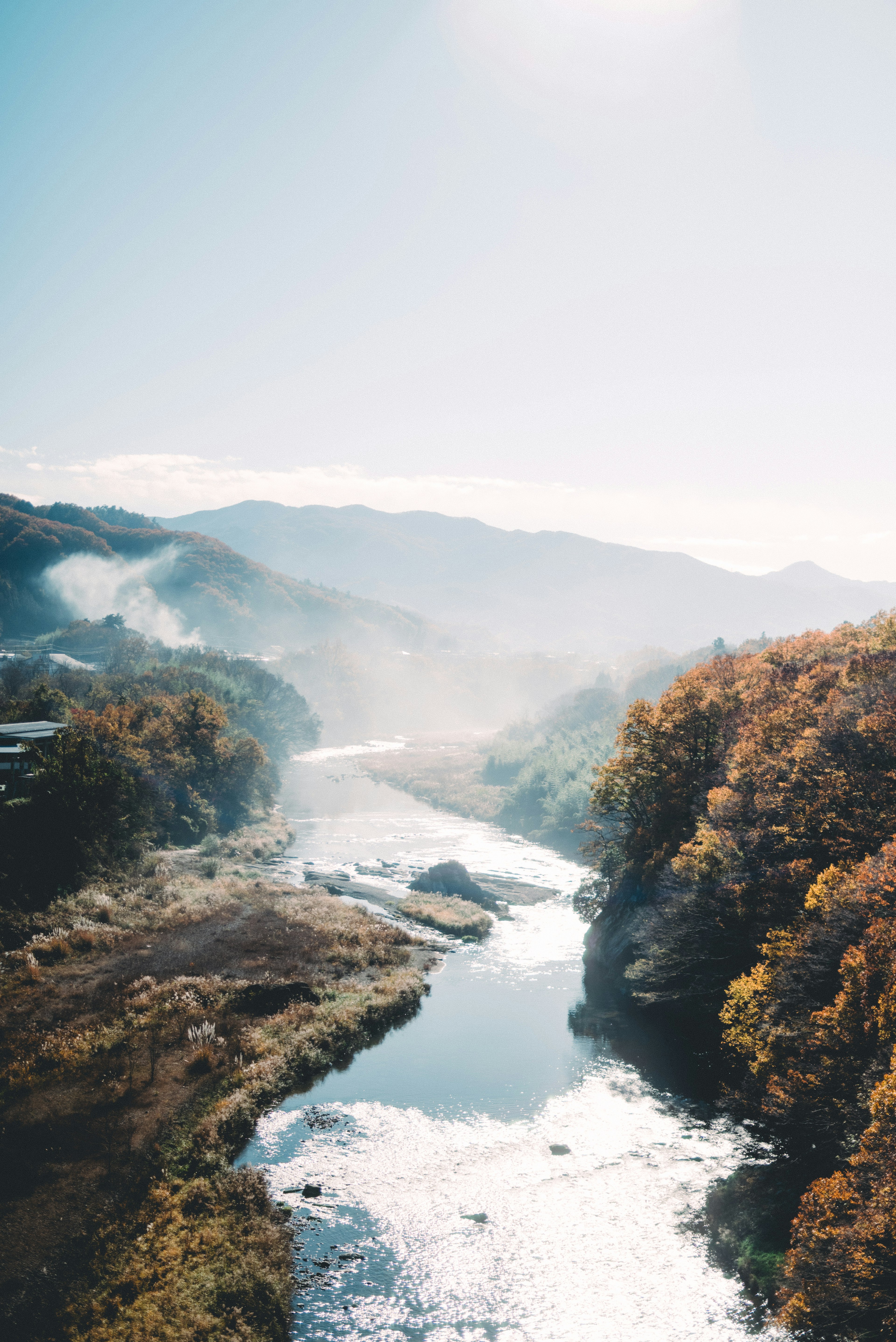 Paesaggio autunnale pittoresco con un fiume che scorre