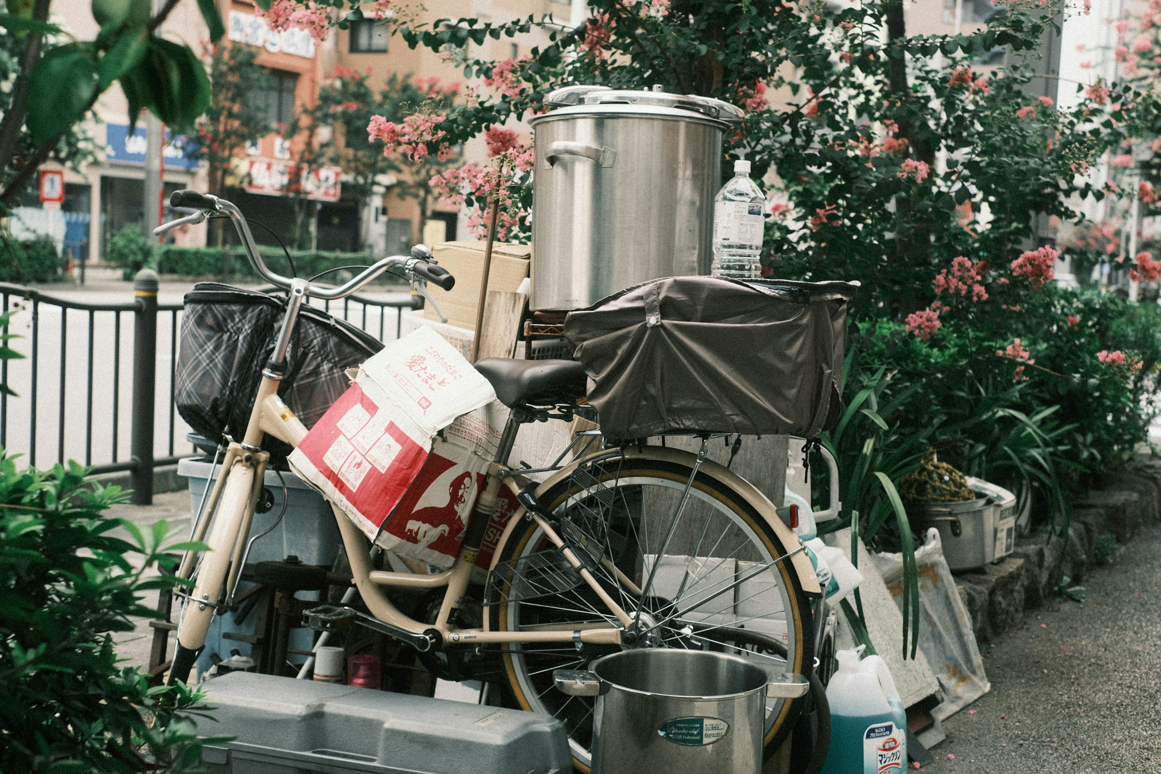 自転車の上に荷物が積まれた街の風景