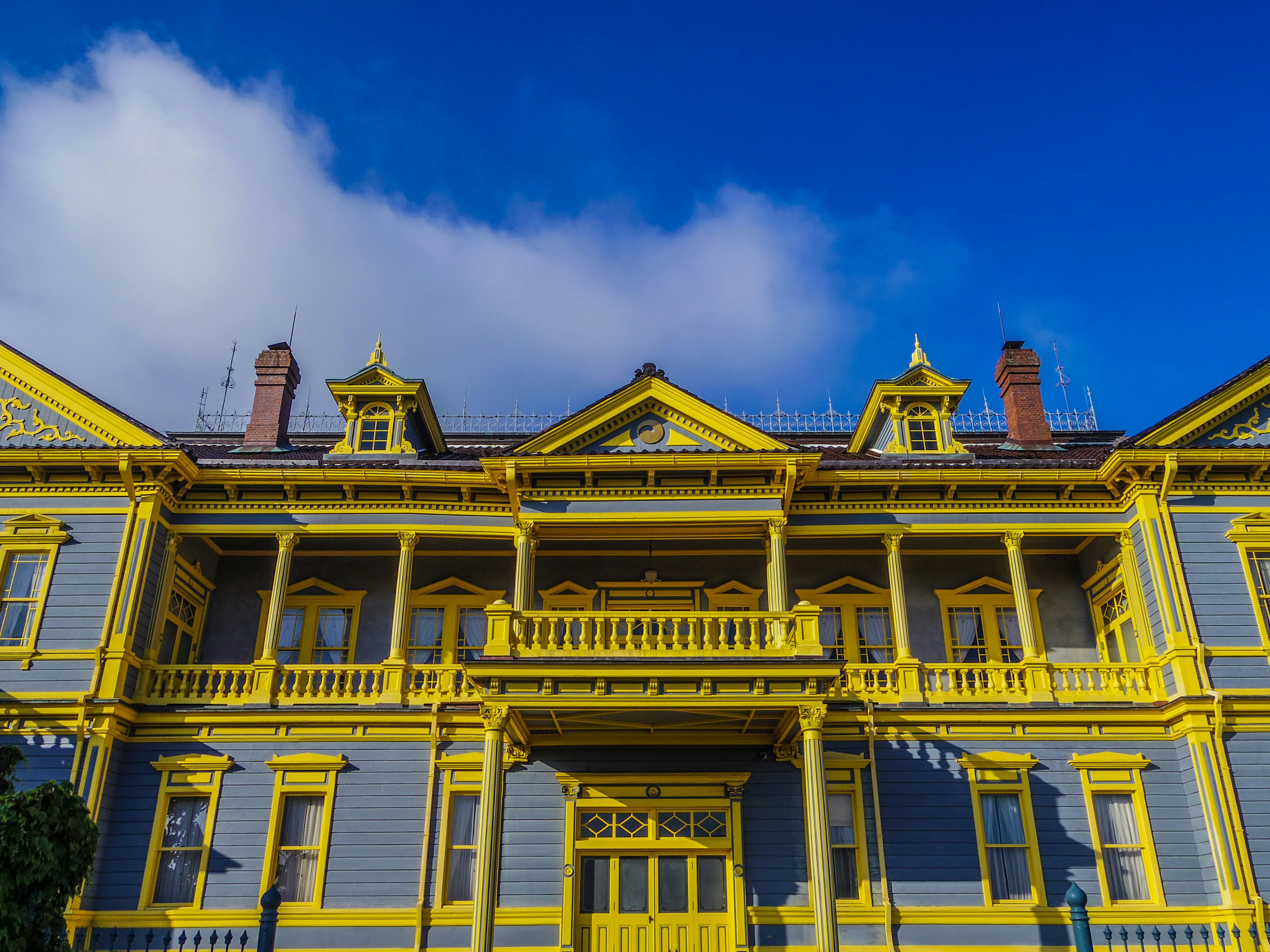 Edificio storico con esterno giallo brillante sotto un cielo blu