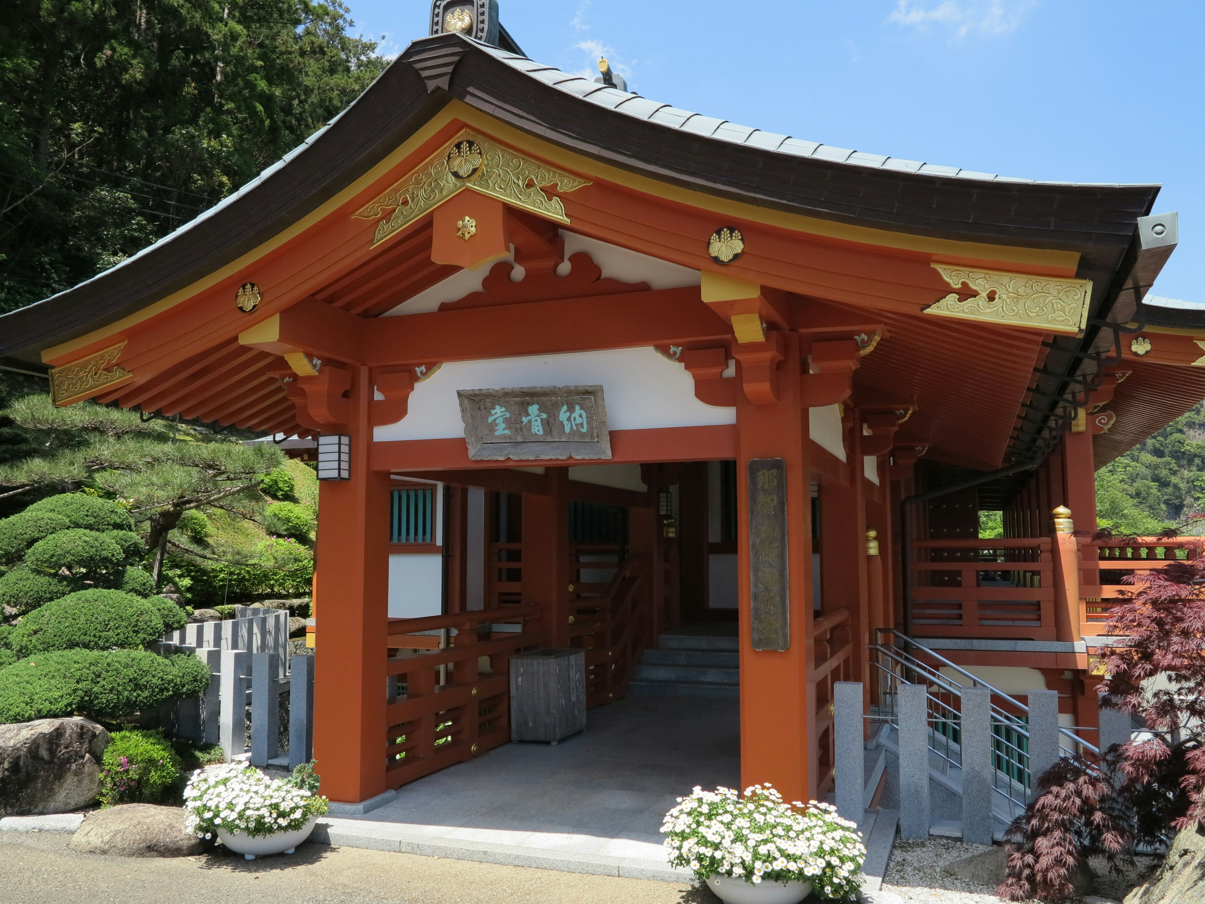 赤い屋根と装飾が特徴的な日本の建物