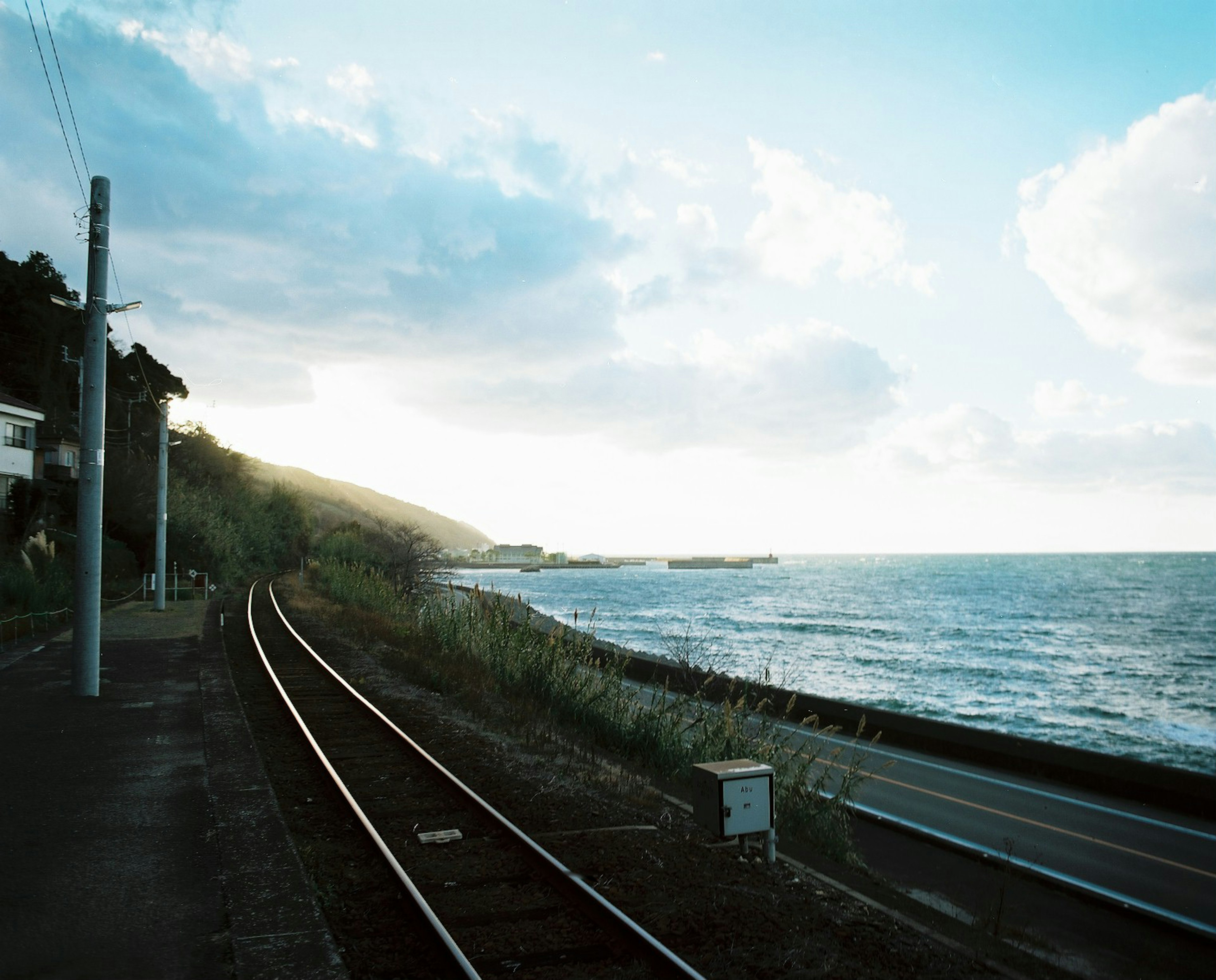 海沿いの線路と青い空が広がる風景