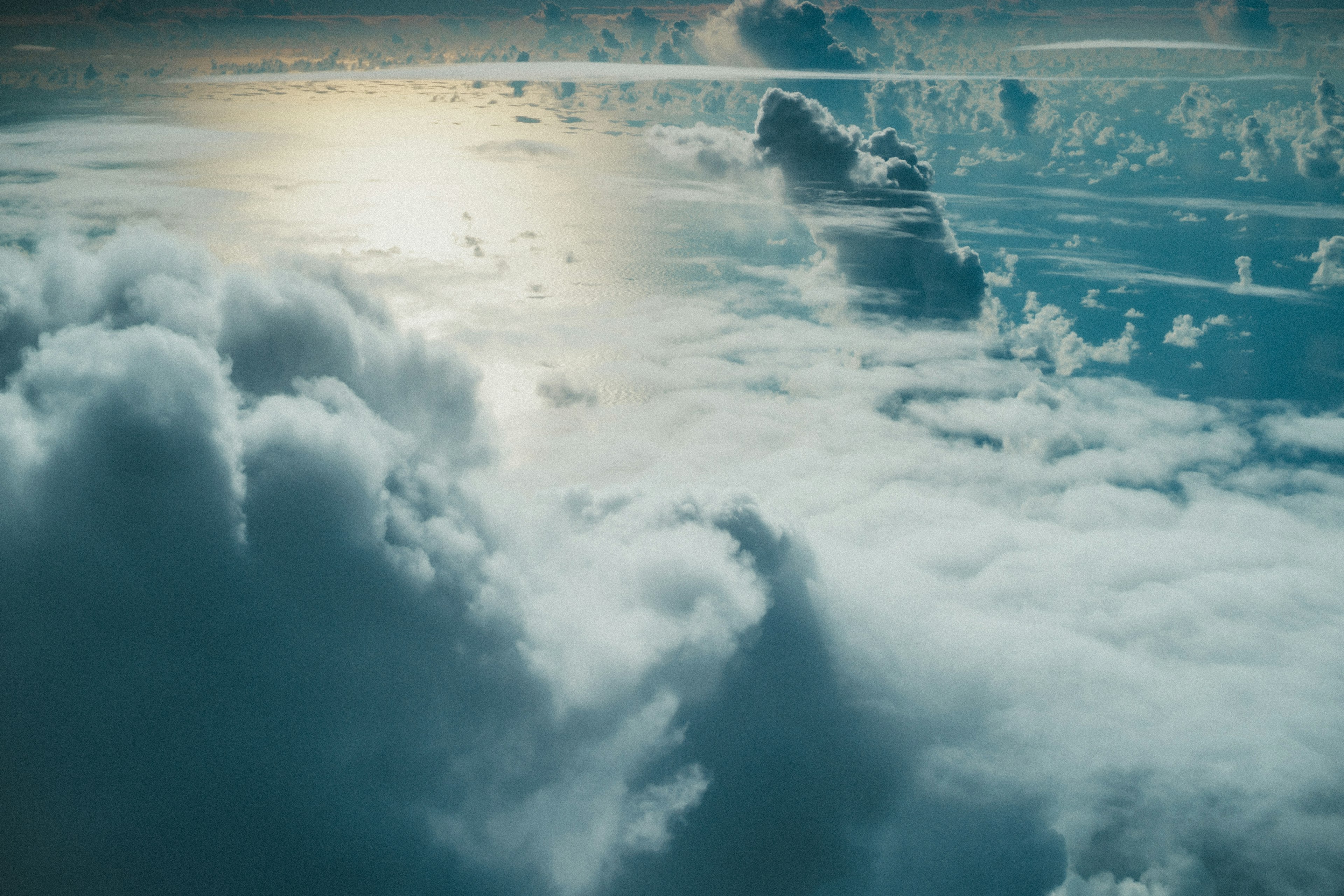 Reflejo de luz sobre nubes y cielo azul