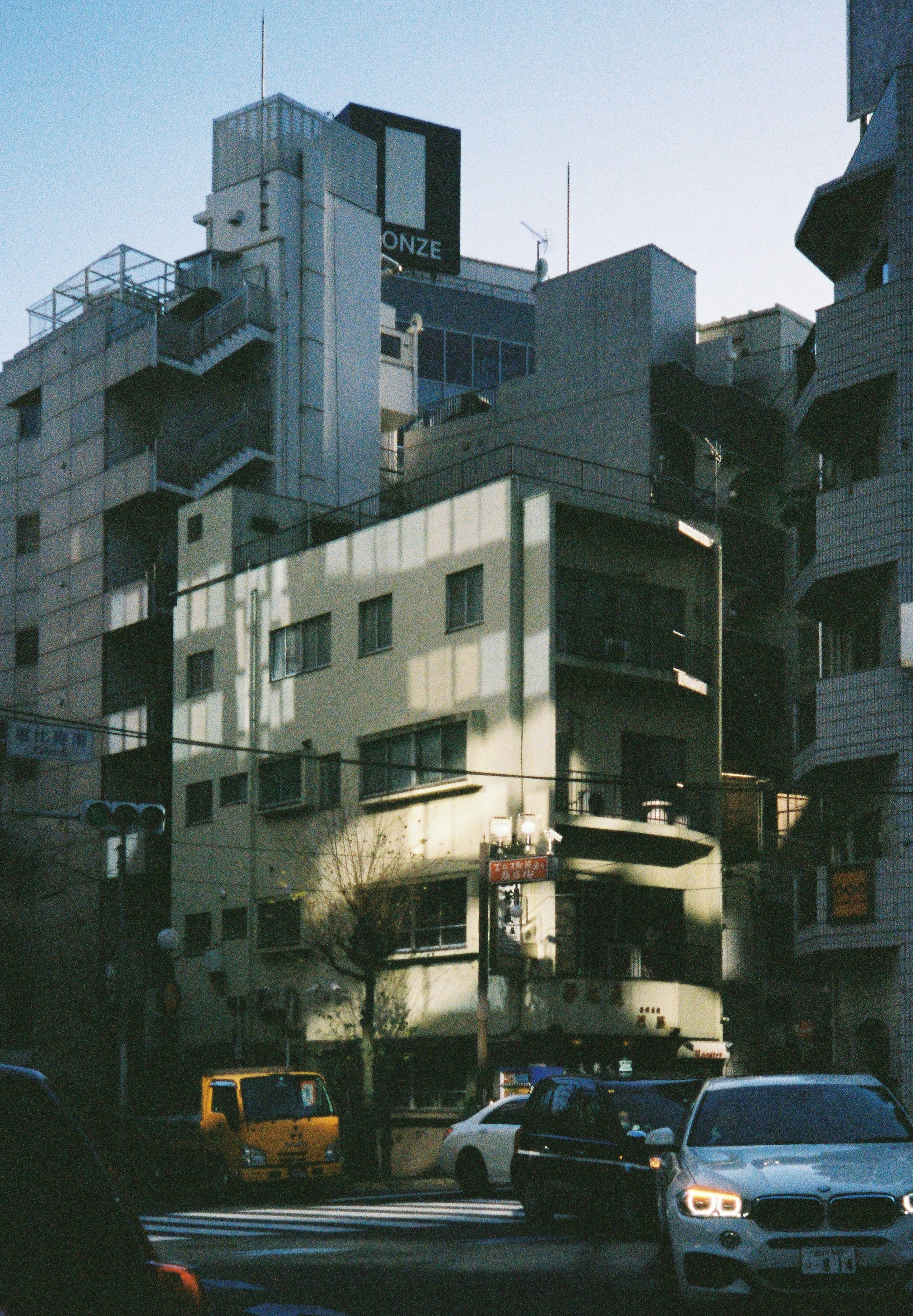 都市の街並みに立つビル群と交通の様子