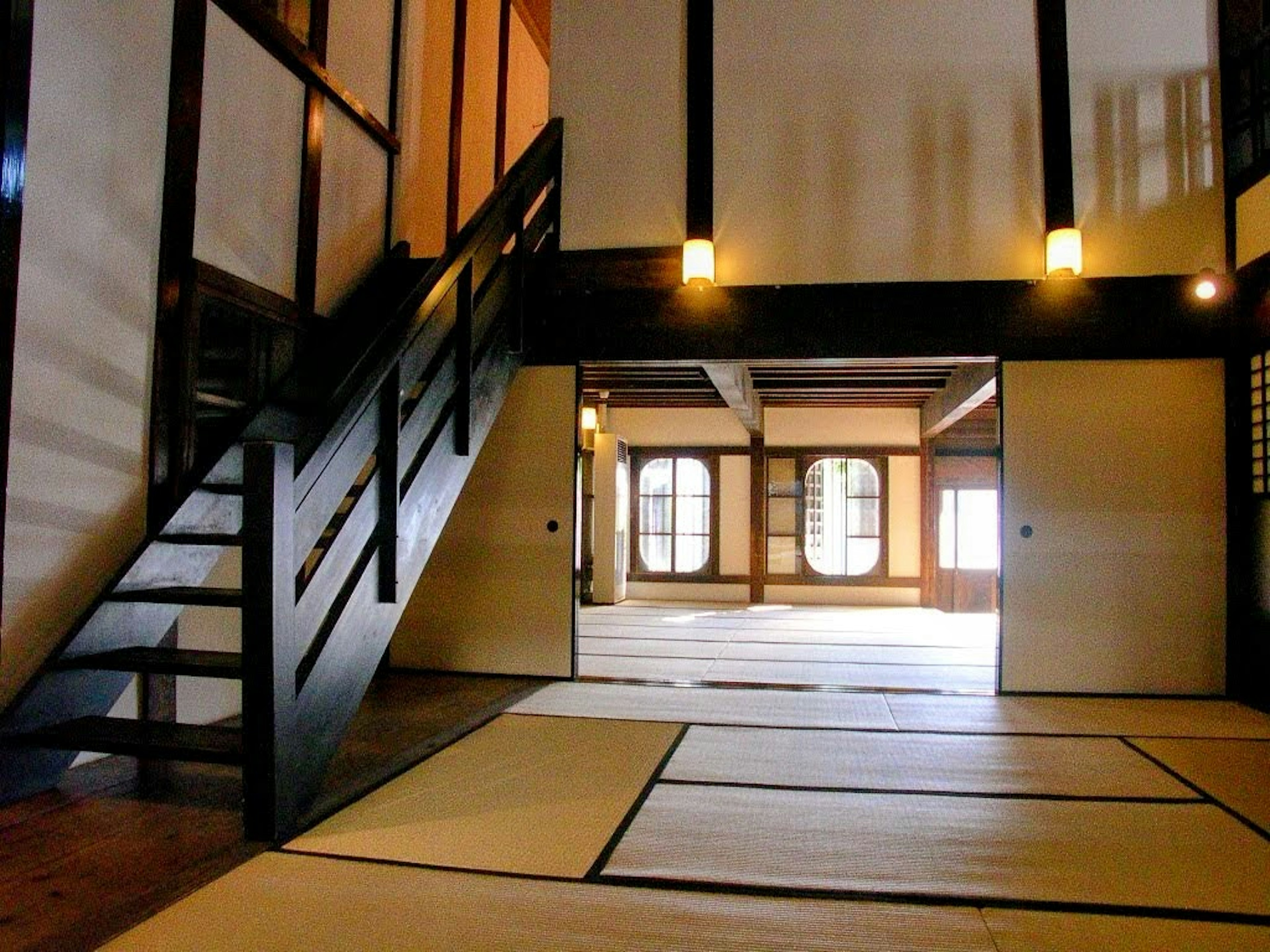 Espacio interior japonés con escaleras y tatami