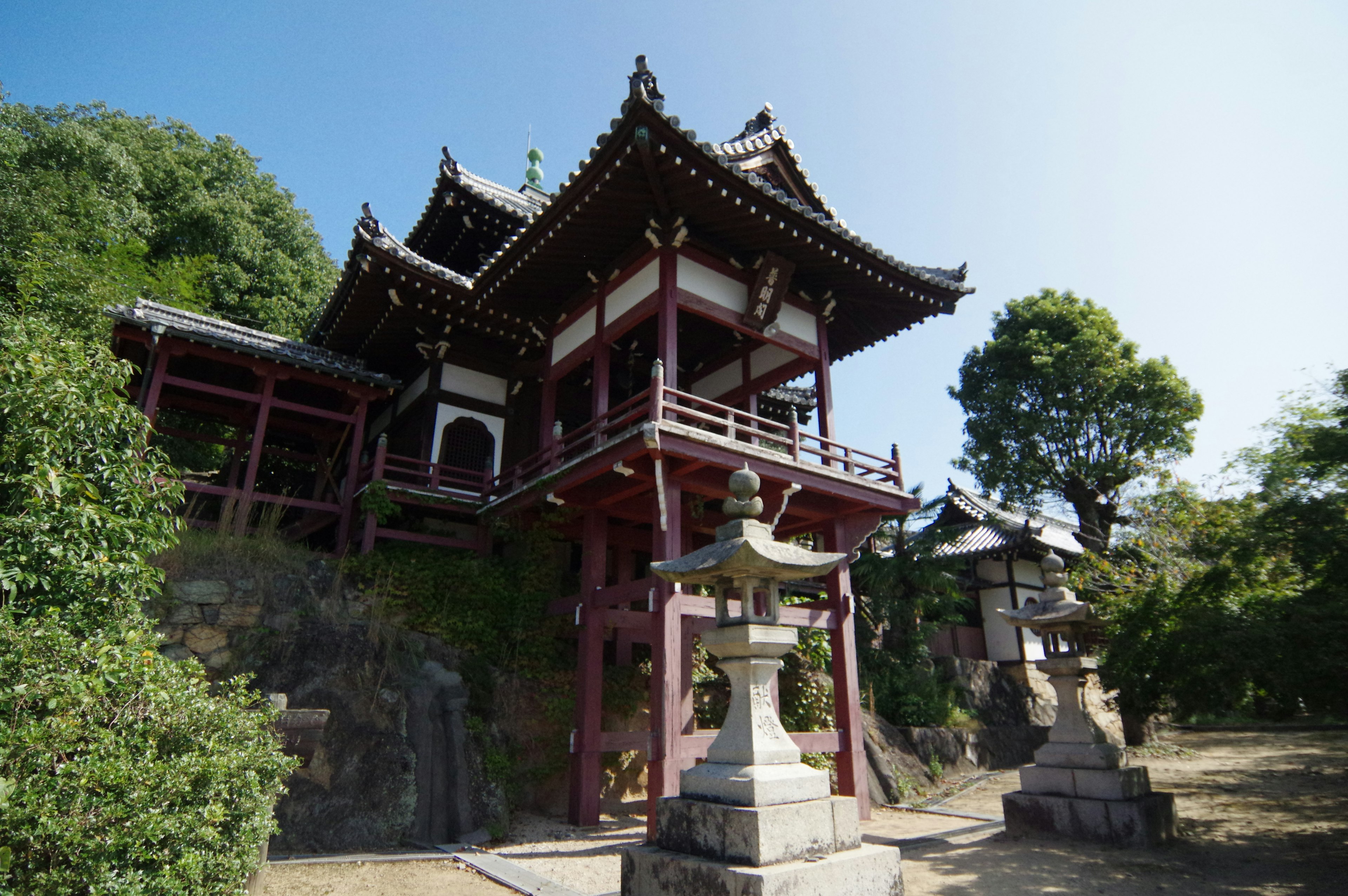 美しい日本の寺院の建物と灯篭のある風景