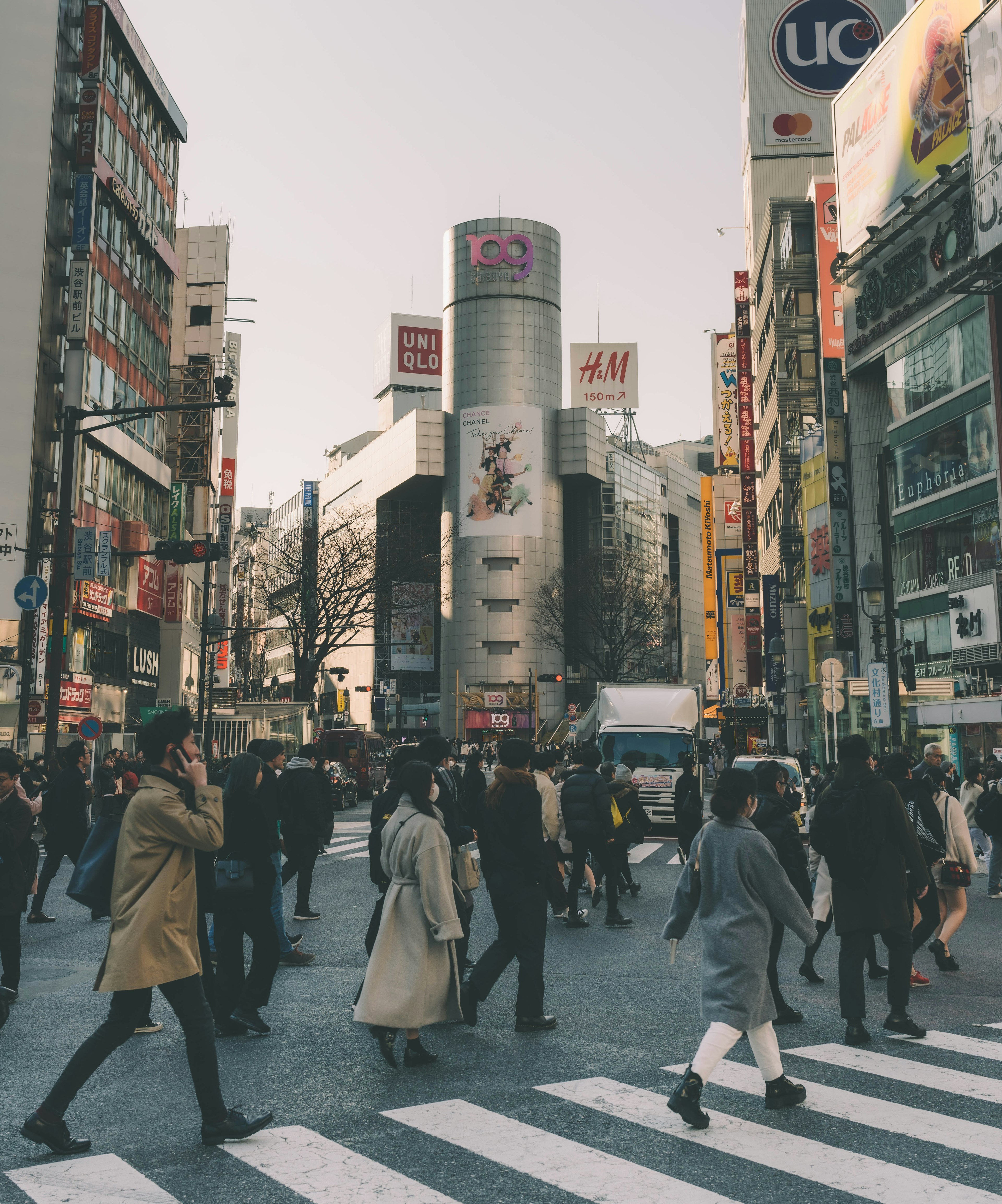 Folla di persone che attraversa la strada a Shibuya Crossing